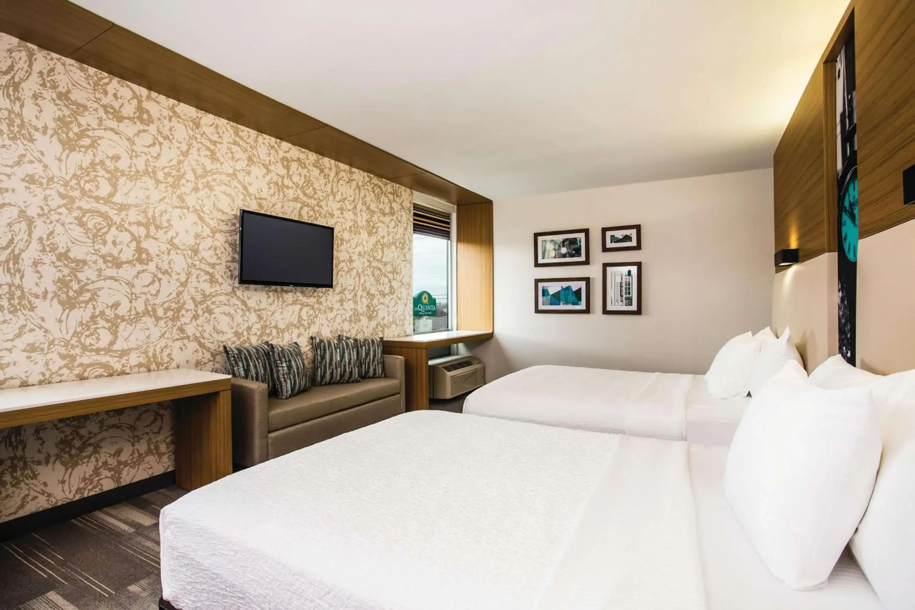 Bed in La Quinta by Wyndham Winchester Bed in La Quinta by Wyndham Winchester