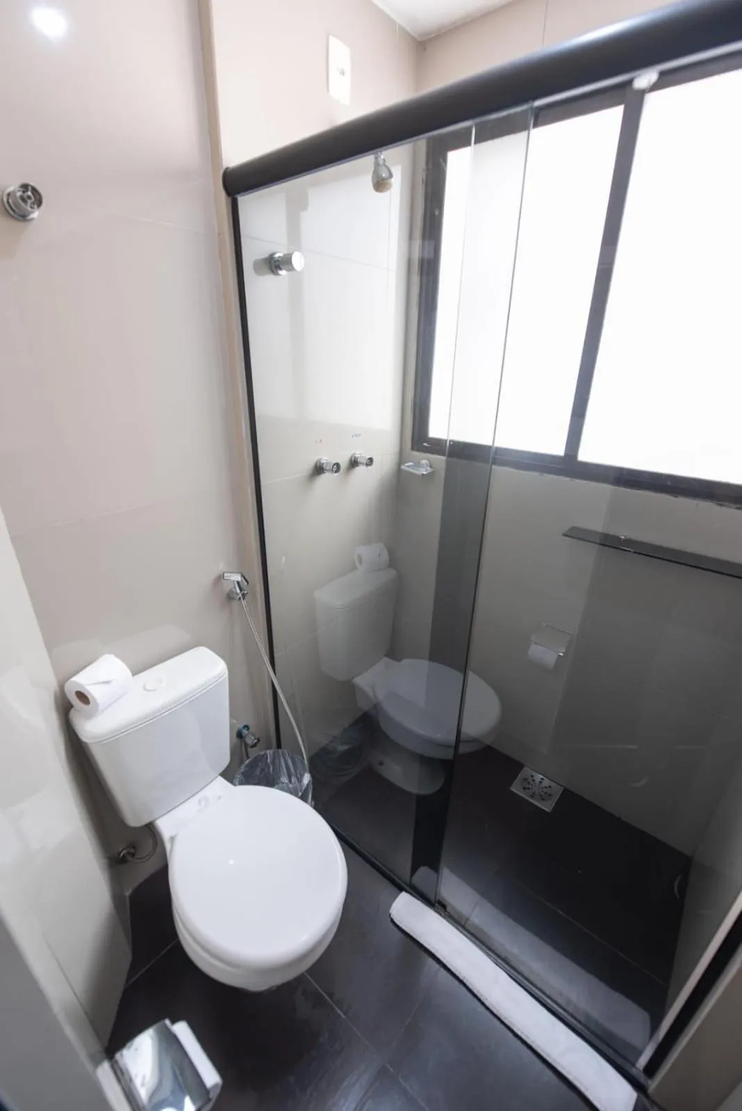 Toilet in Olavo Bilac Hotel