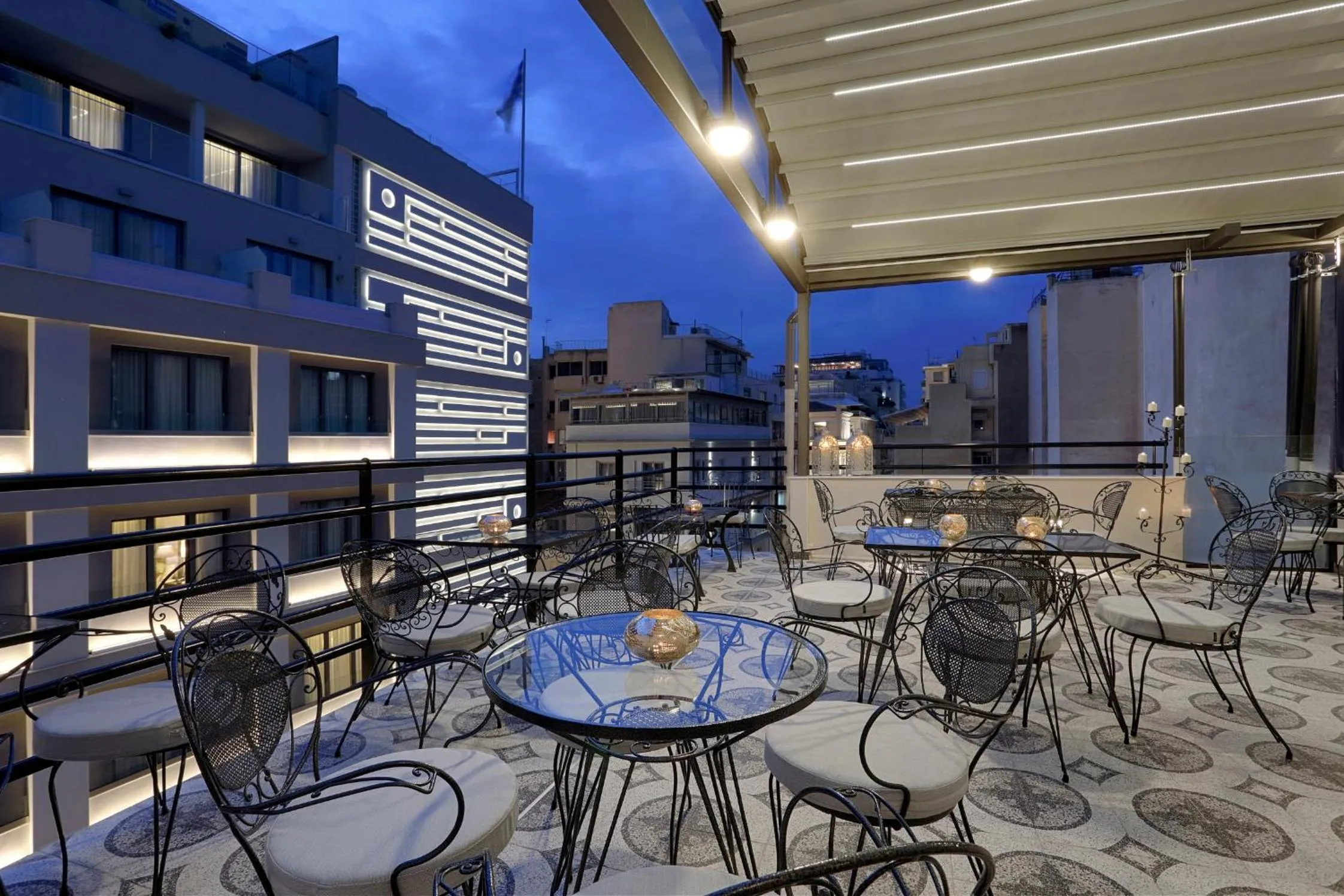 Restaurant/places to eat in V1935 Luxurious Apartments