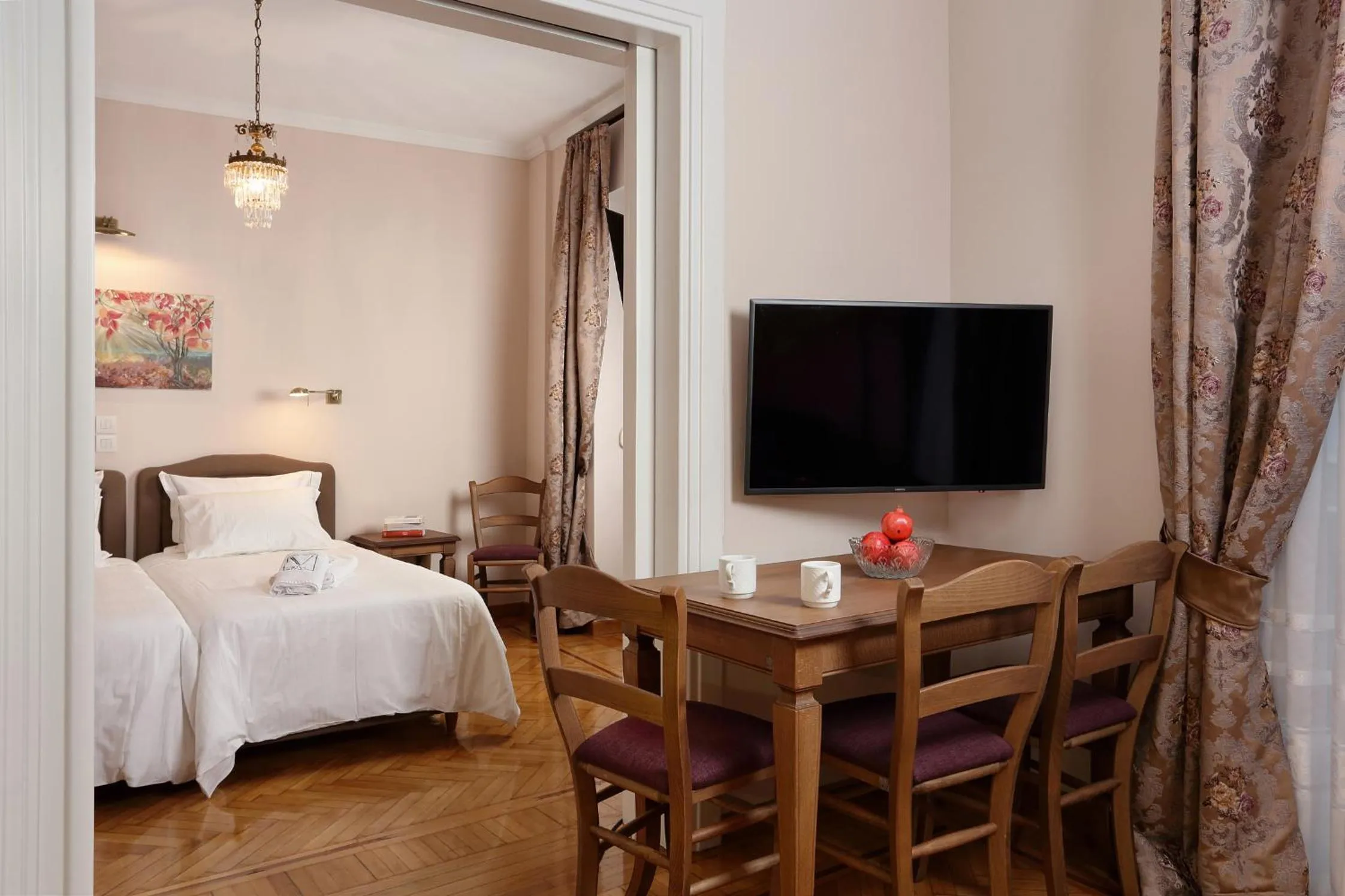 TV and multimedia, Bed in V1935 Luxurious Apartments