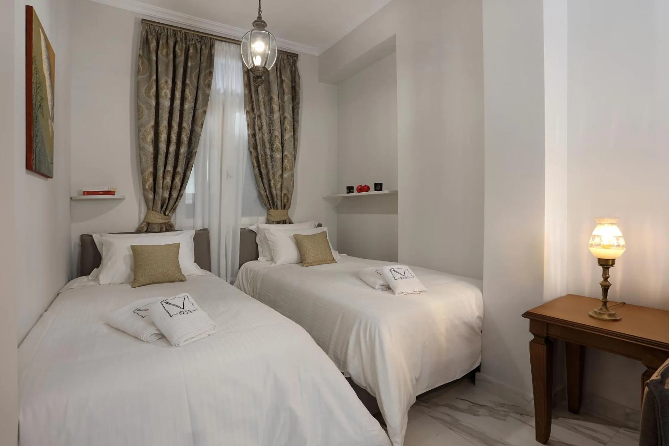 Bed in V1935 Luxurious Apartments