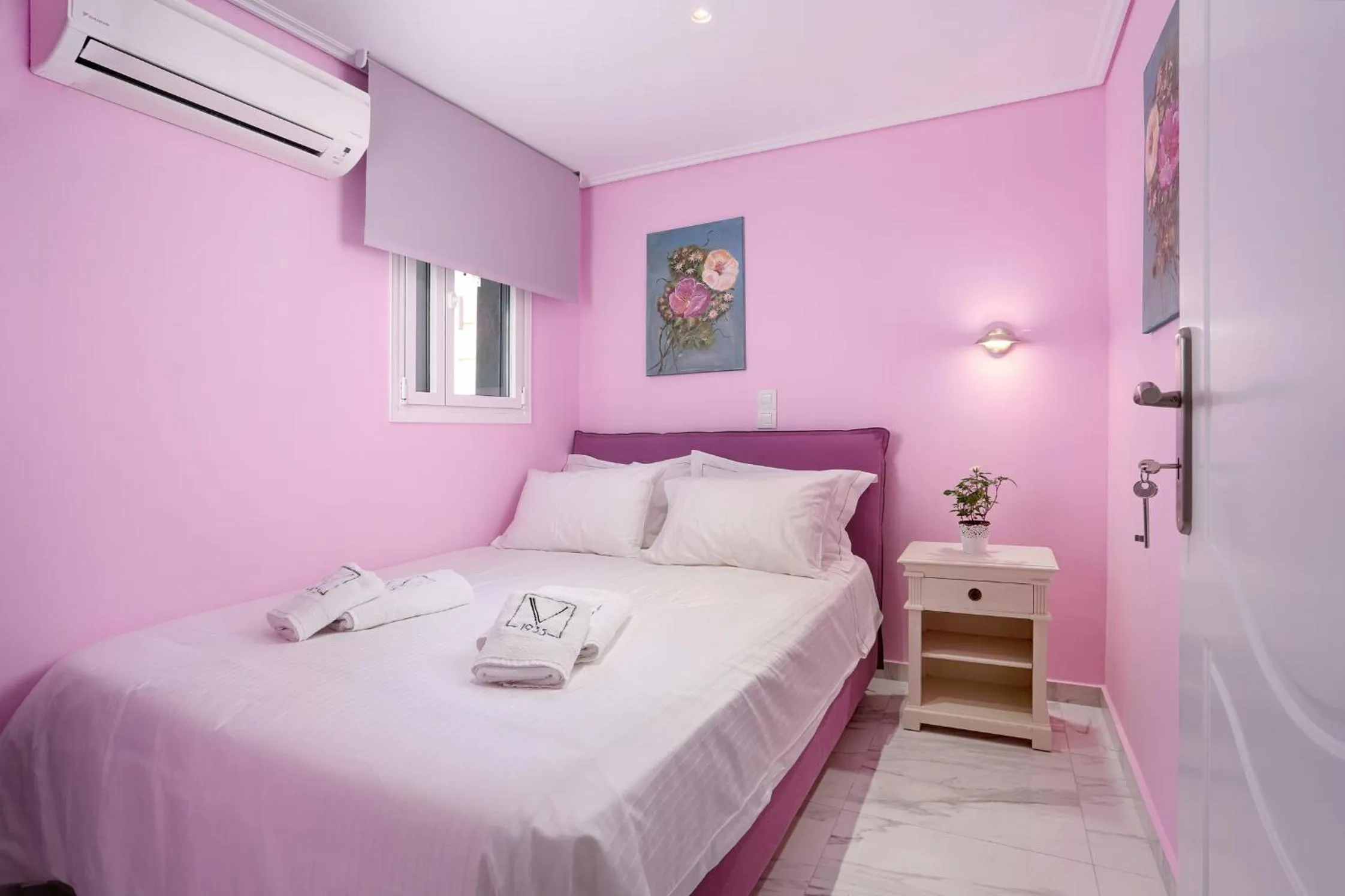 Bedroom, Bed in V1935 Luxurious Apartments