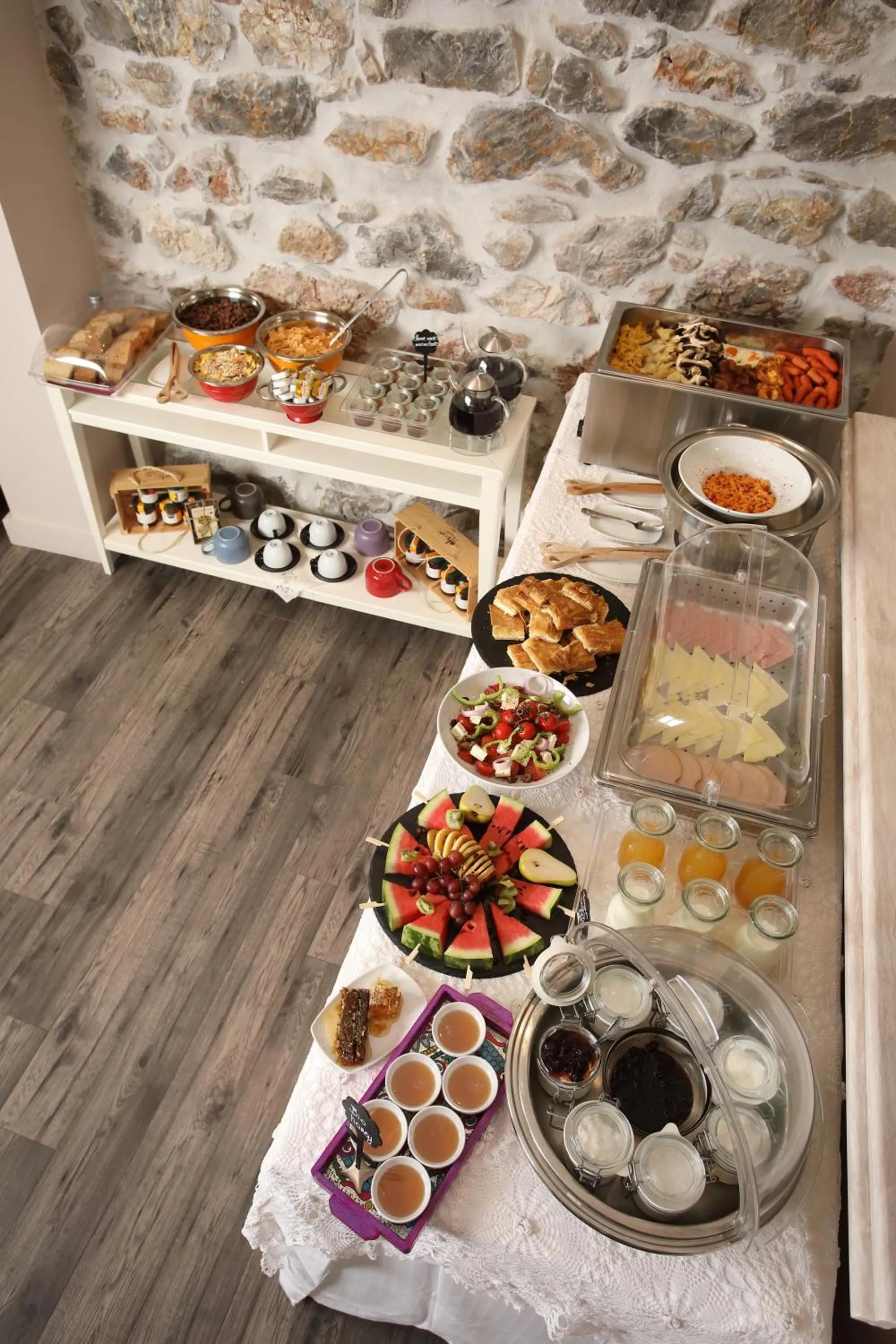 Breakfast in V1935 Luxurious Apartments