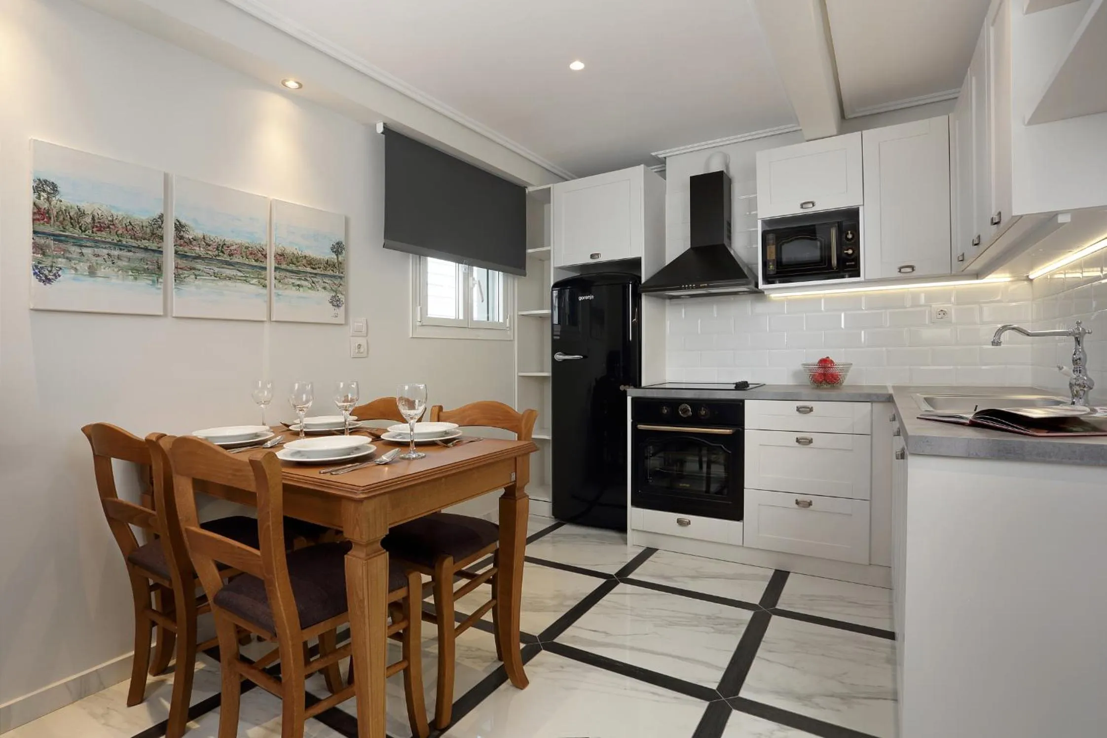 Kitchen or kitchenette in V1935 Luxurious Apartments