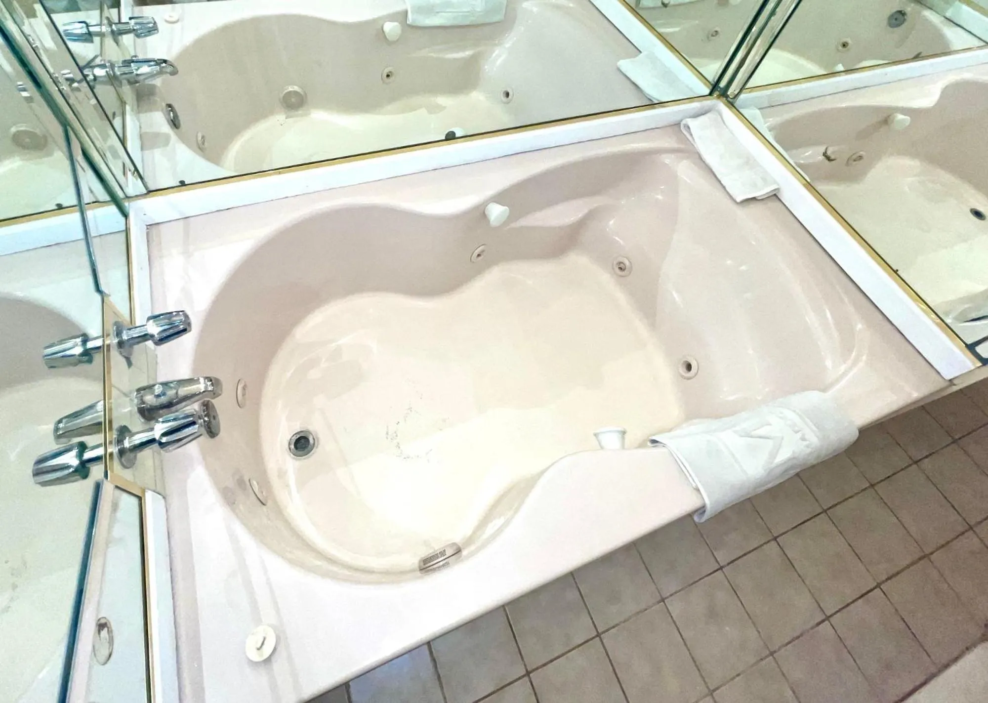 Bath in The Maddox Inn