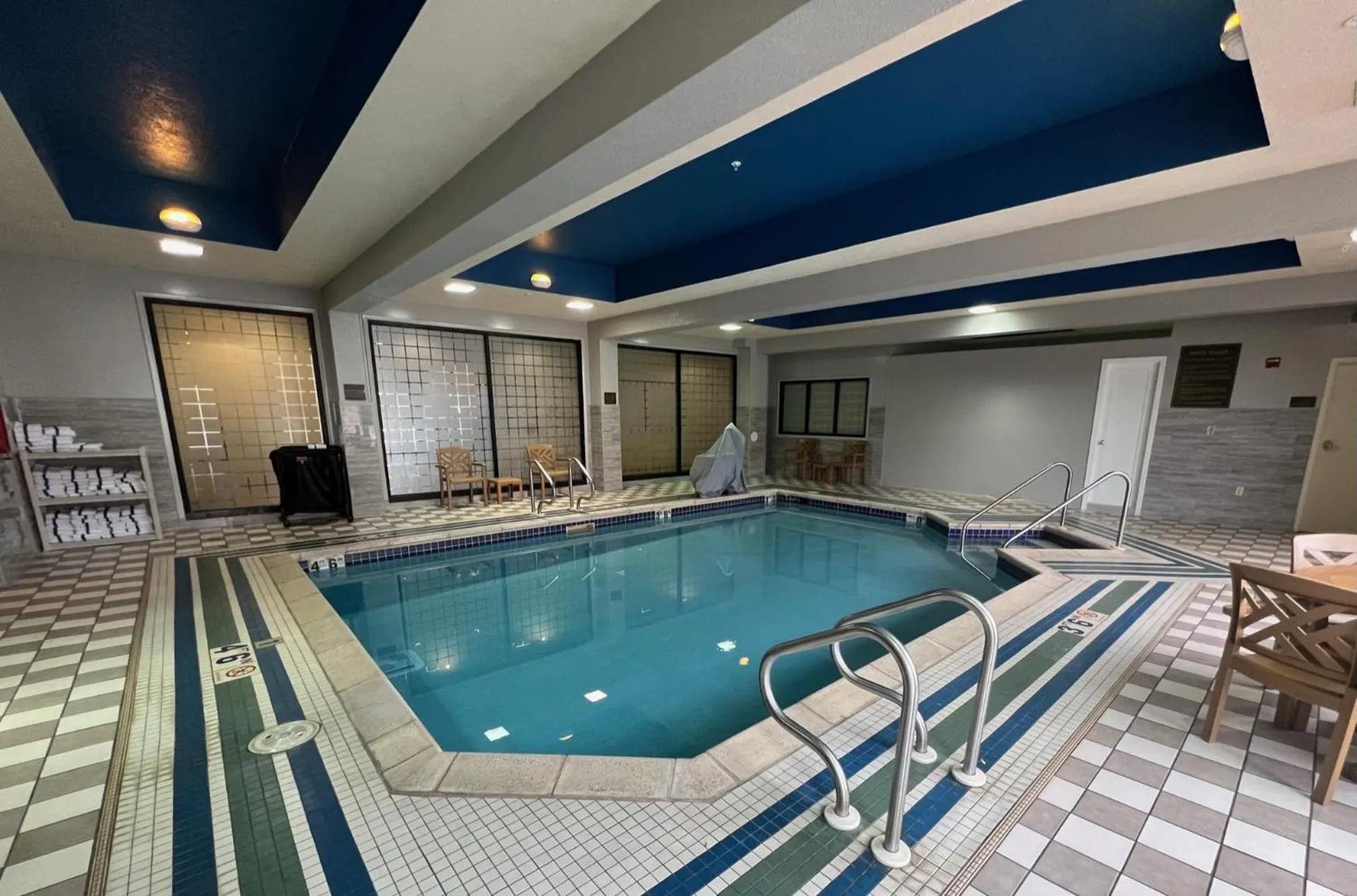 Swimming pool in Comfort Inn & Suites Kenosha-Pleasant Prairie