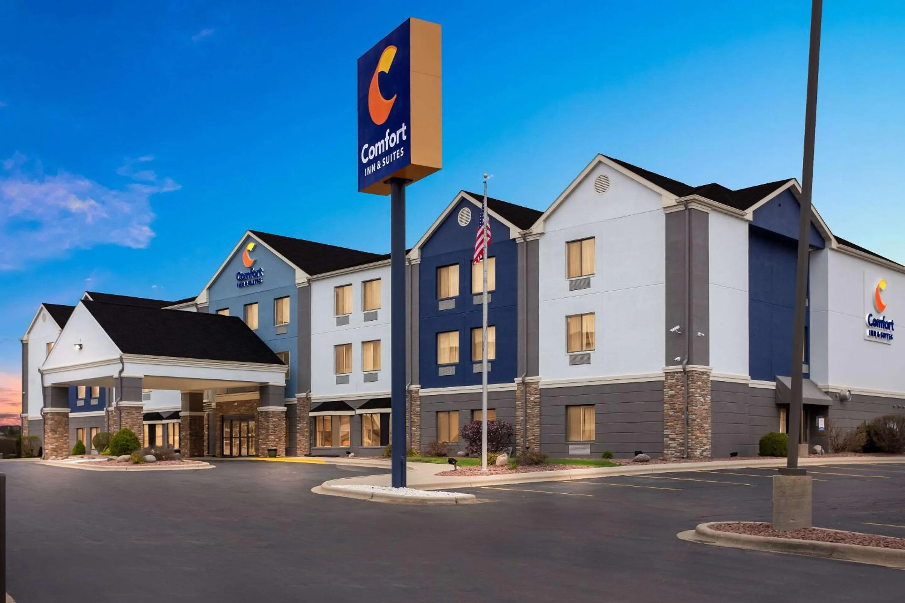 Property building in Comfort Inn & Suites Kenosha-Pleasant Prairie
