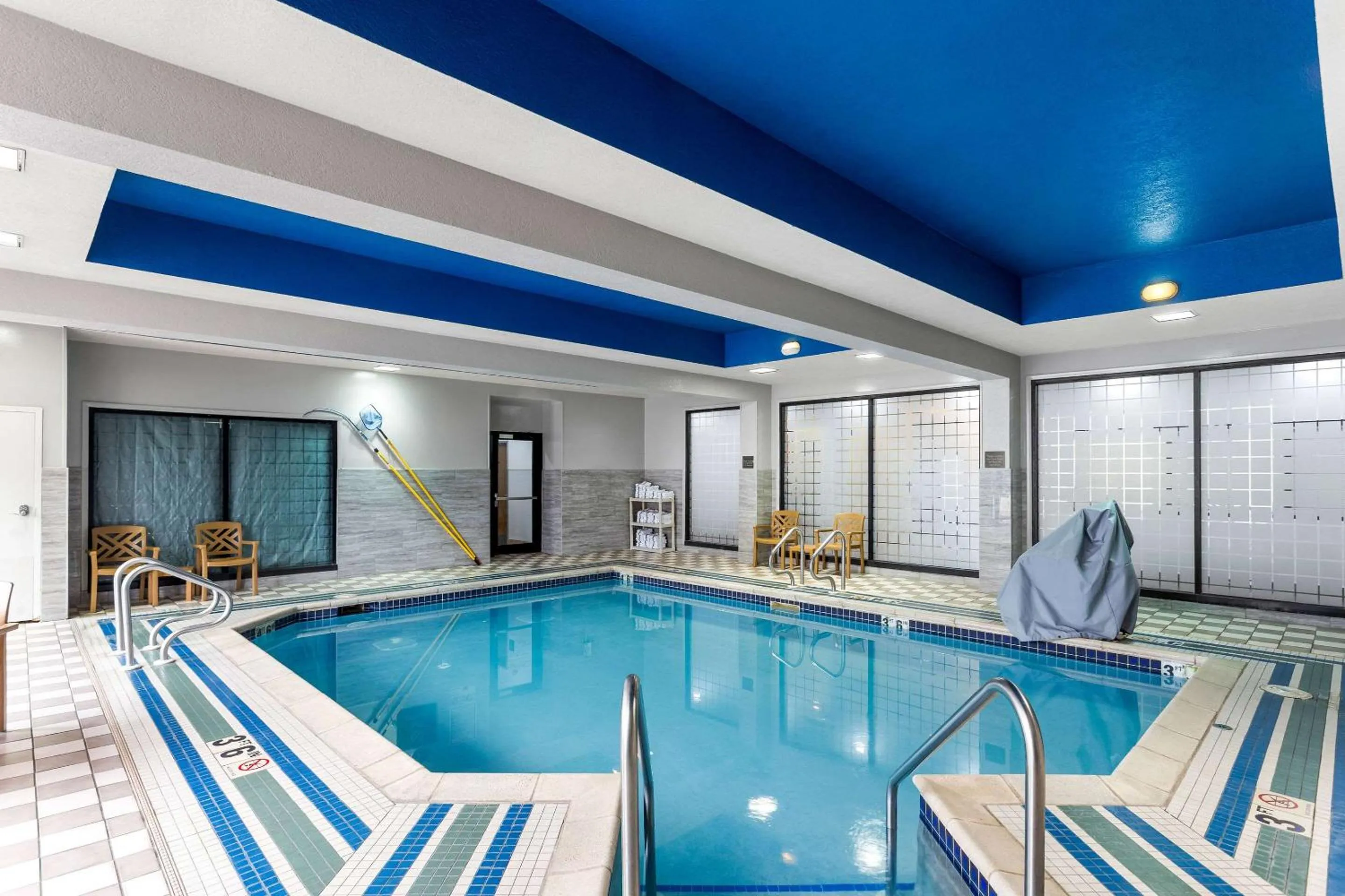 Swimming pool in Comfort Inn & Suites Kenosha-Pleasant Prairie
