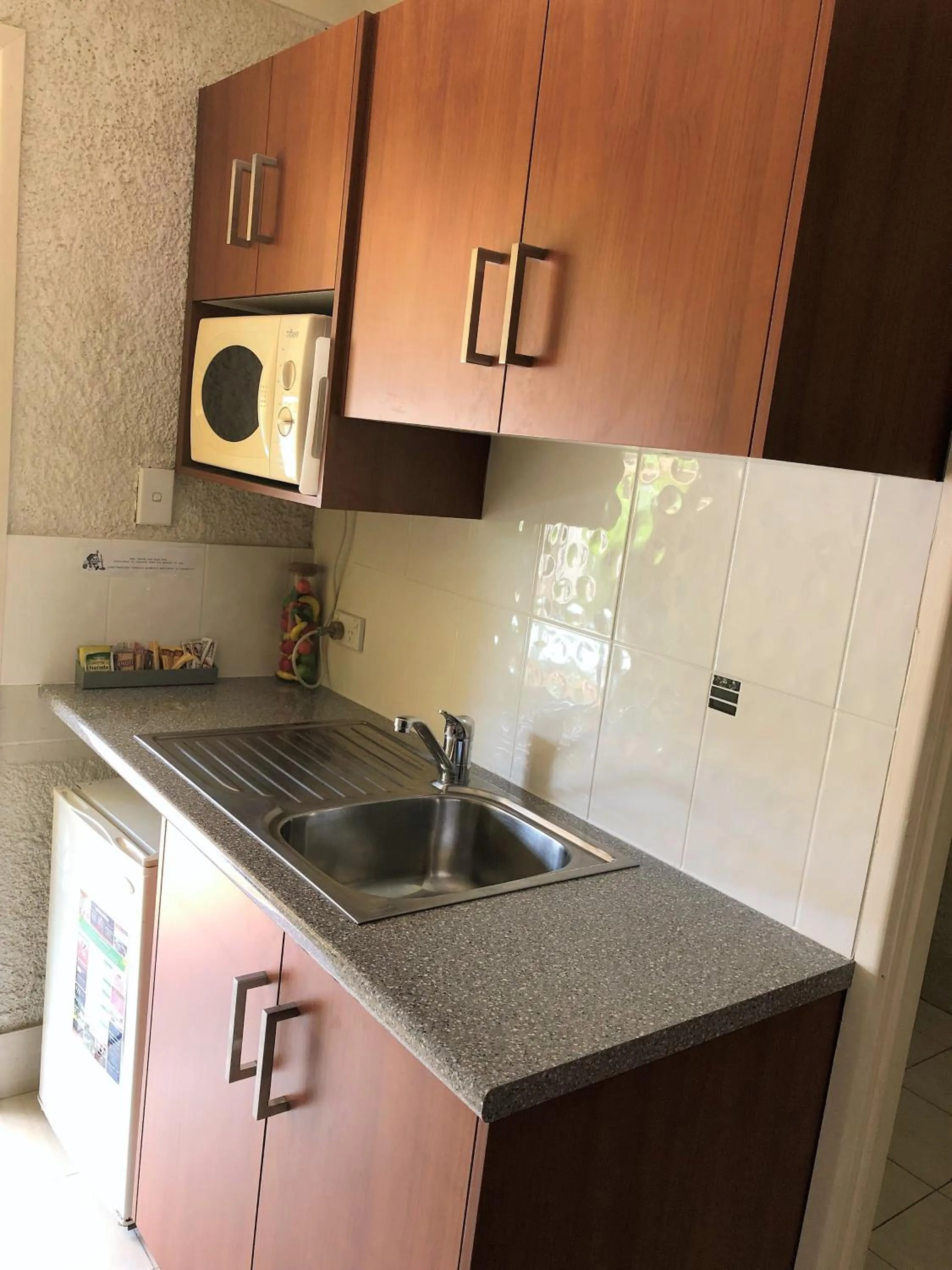 Kitchen or kitchenette in Bundaberg Coral Villa Motor Inn