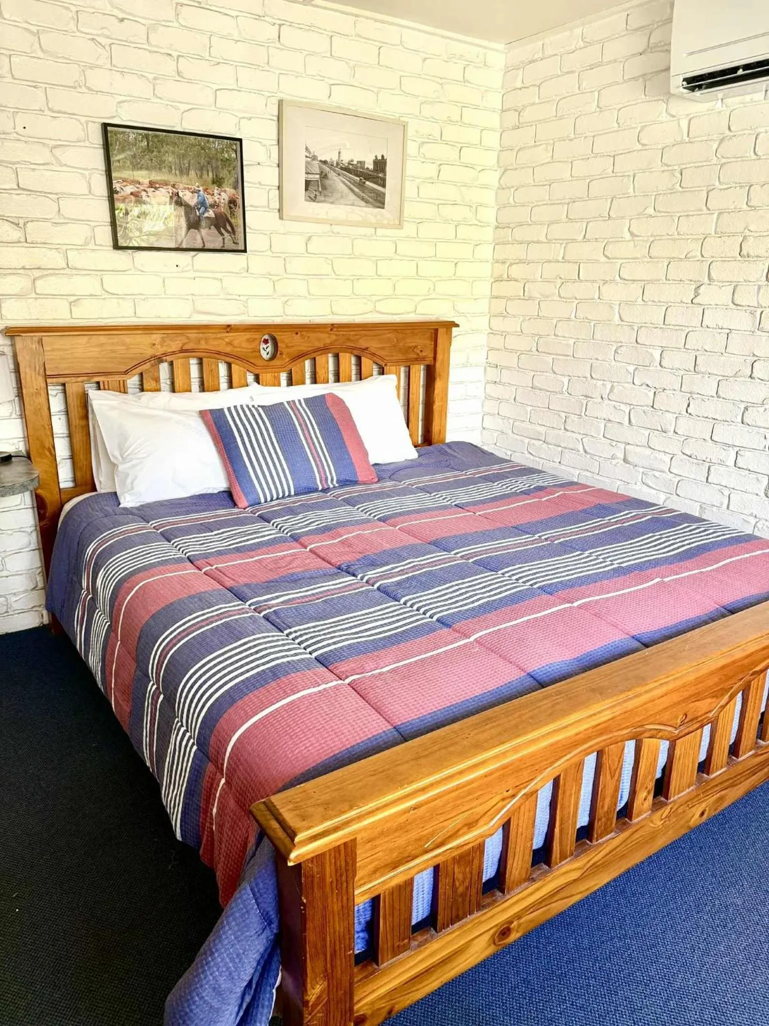 Bed in Bundaberg Coral Villa Motor Inn