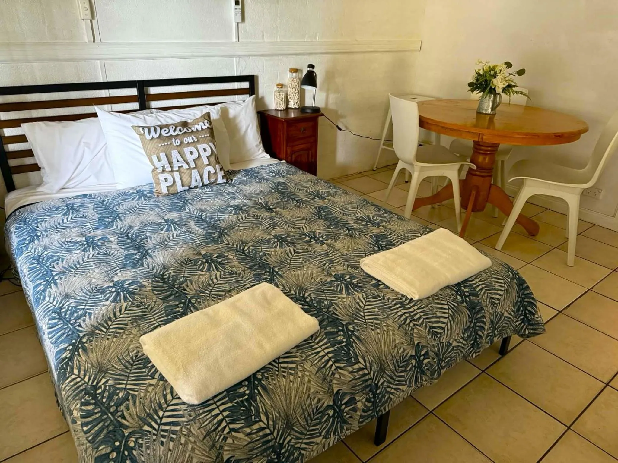 View (from property/room), Bed in Bundaberg Coral Villa Motor Inn