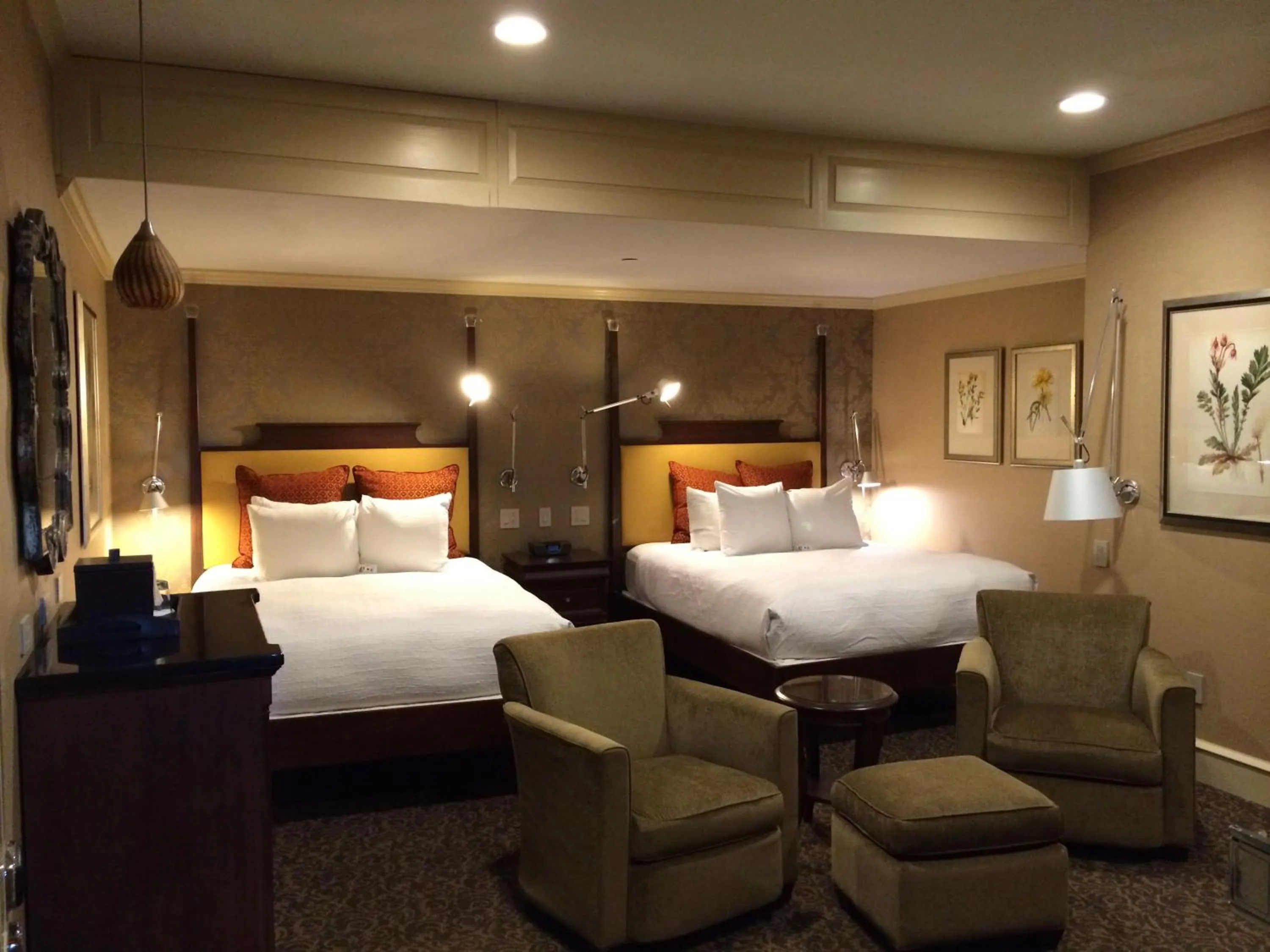 Bedroom, Bed in Chestnut Hill Hotel