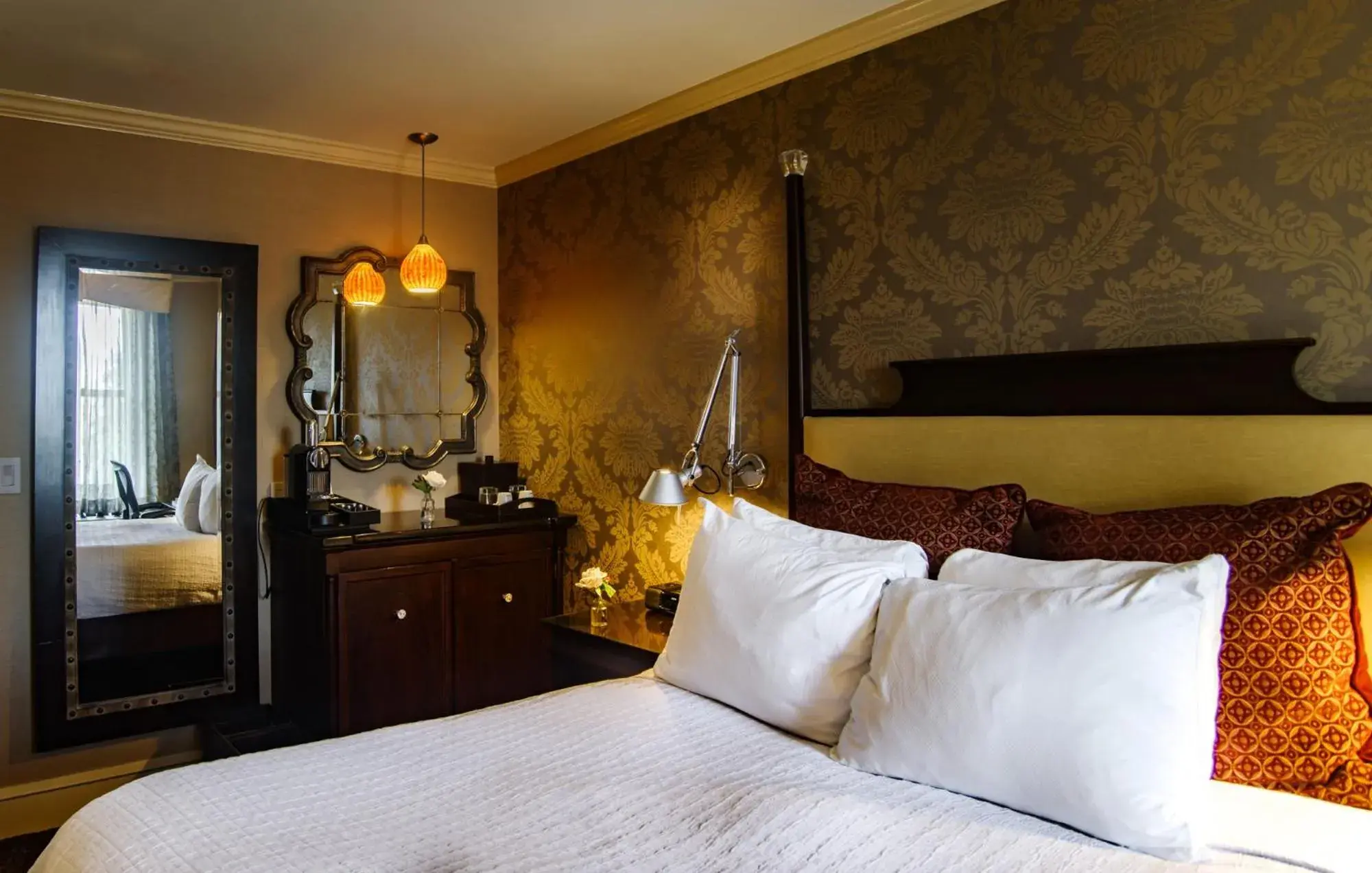 Queen Room in Chestnut Hill Hotel Queen Room in Chestnut Hill Hotel