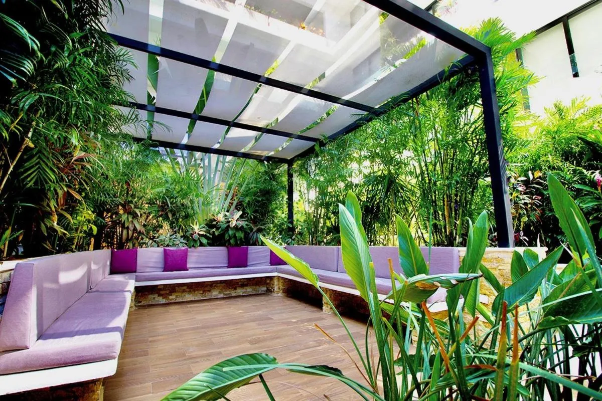 Patio in Menesse the City by Casago