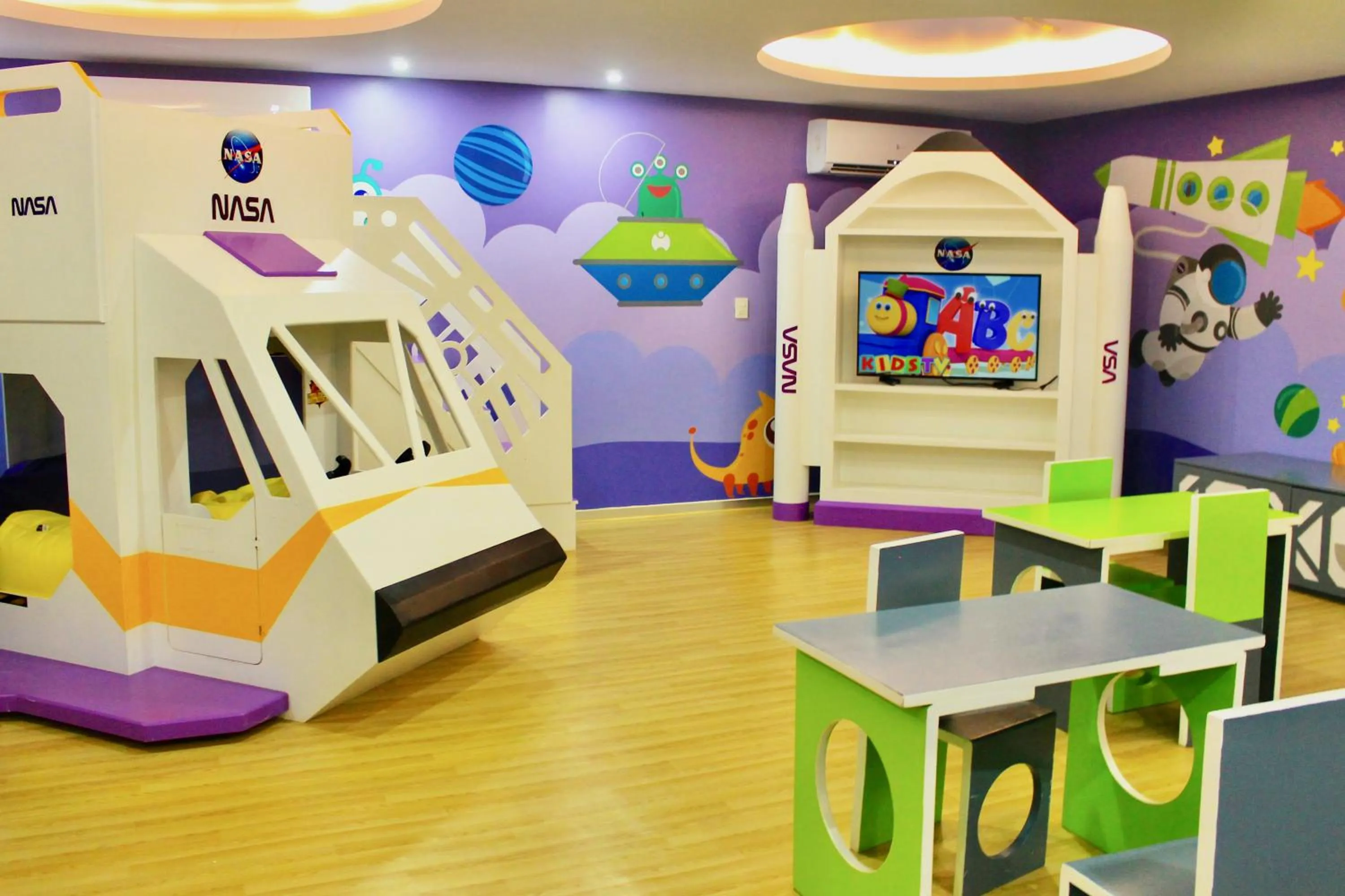 Kids's club in Menesse the City by Casago