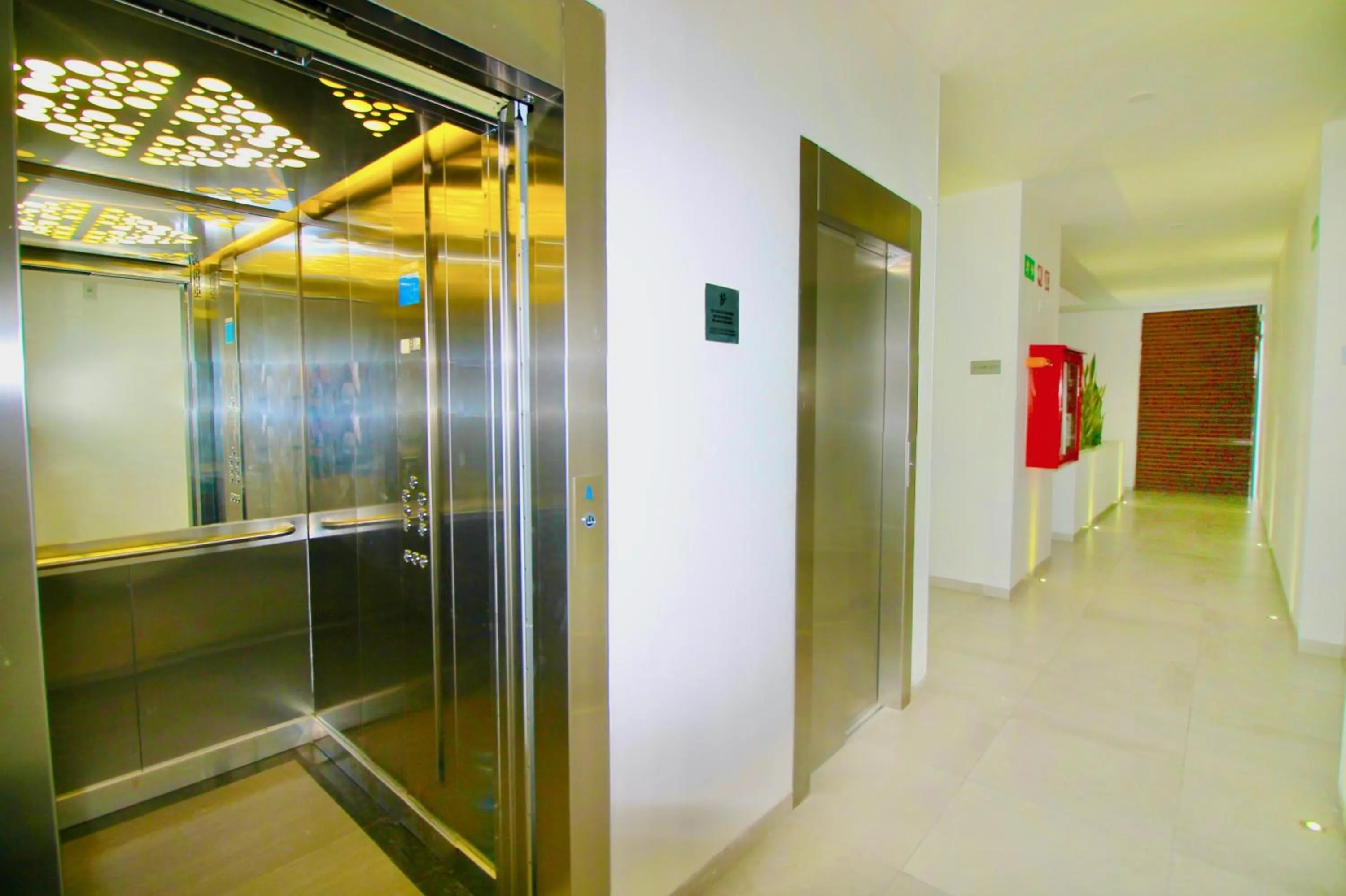 elevator in Menesse the City by Casago