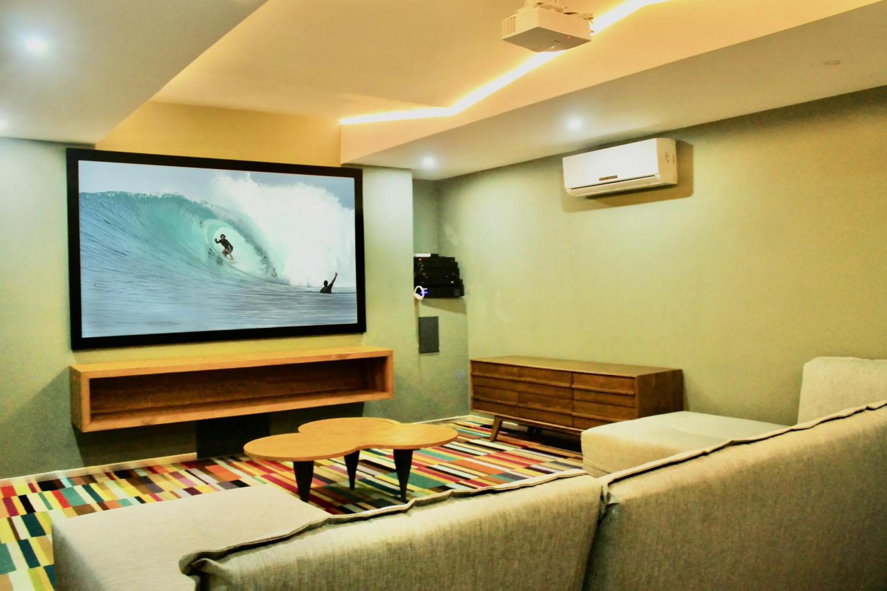 Communal lounge/ TV room in Menesse the City by Casago