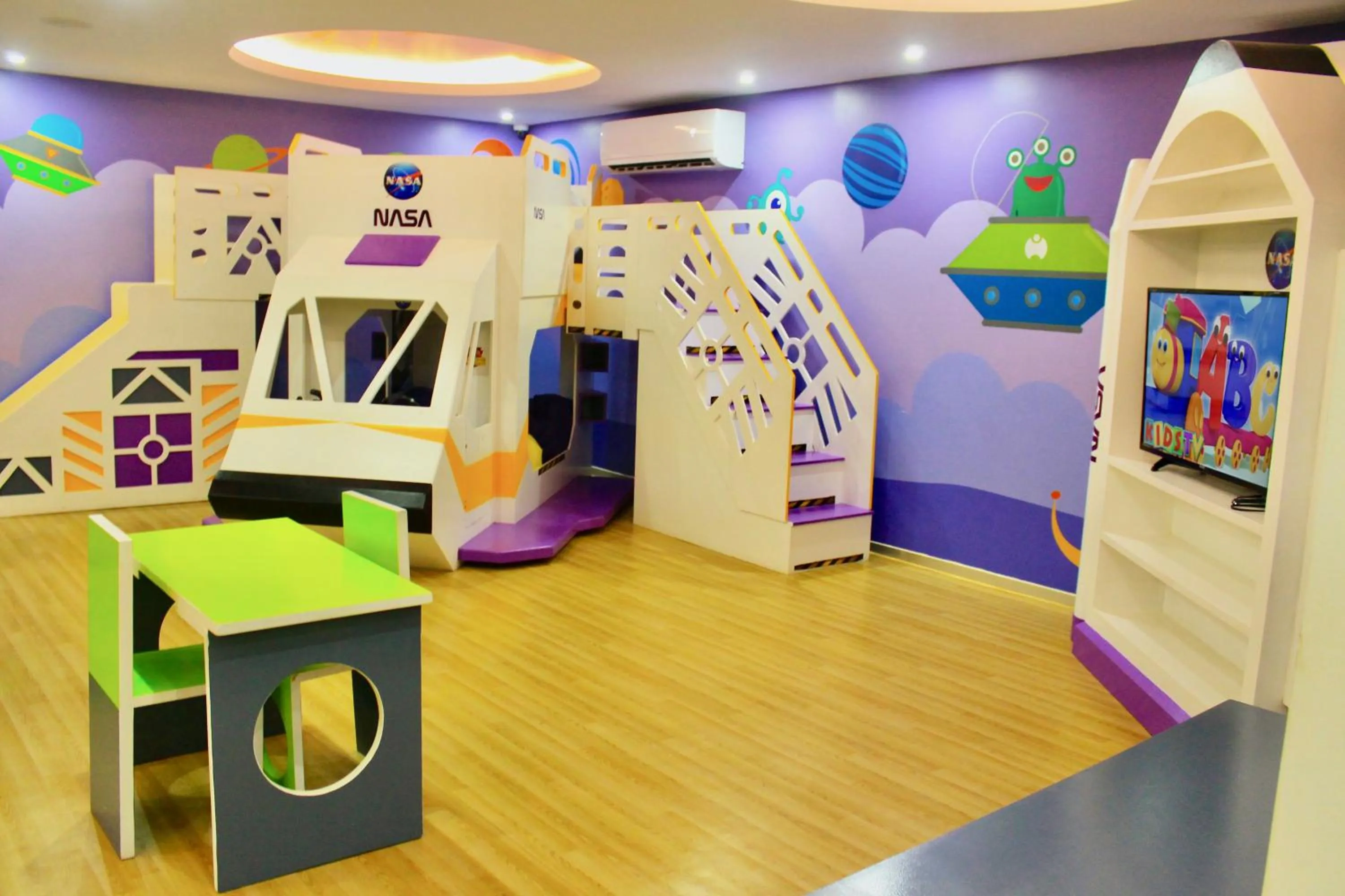 Kids's club in Menesse the City by Casago