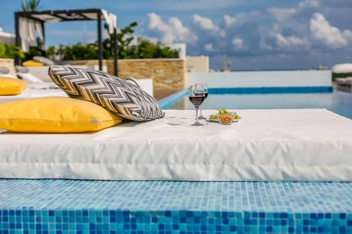 Swimming pool in Menesse the City by Casago