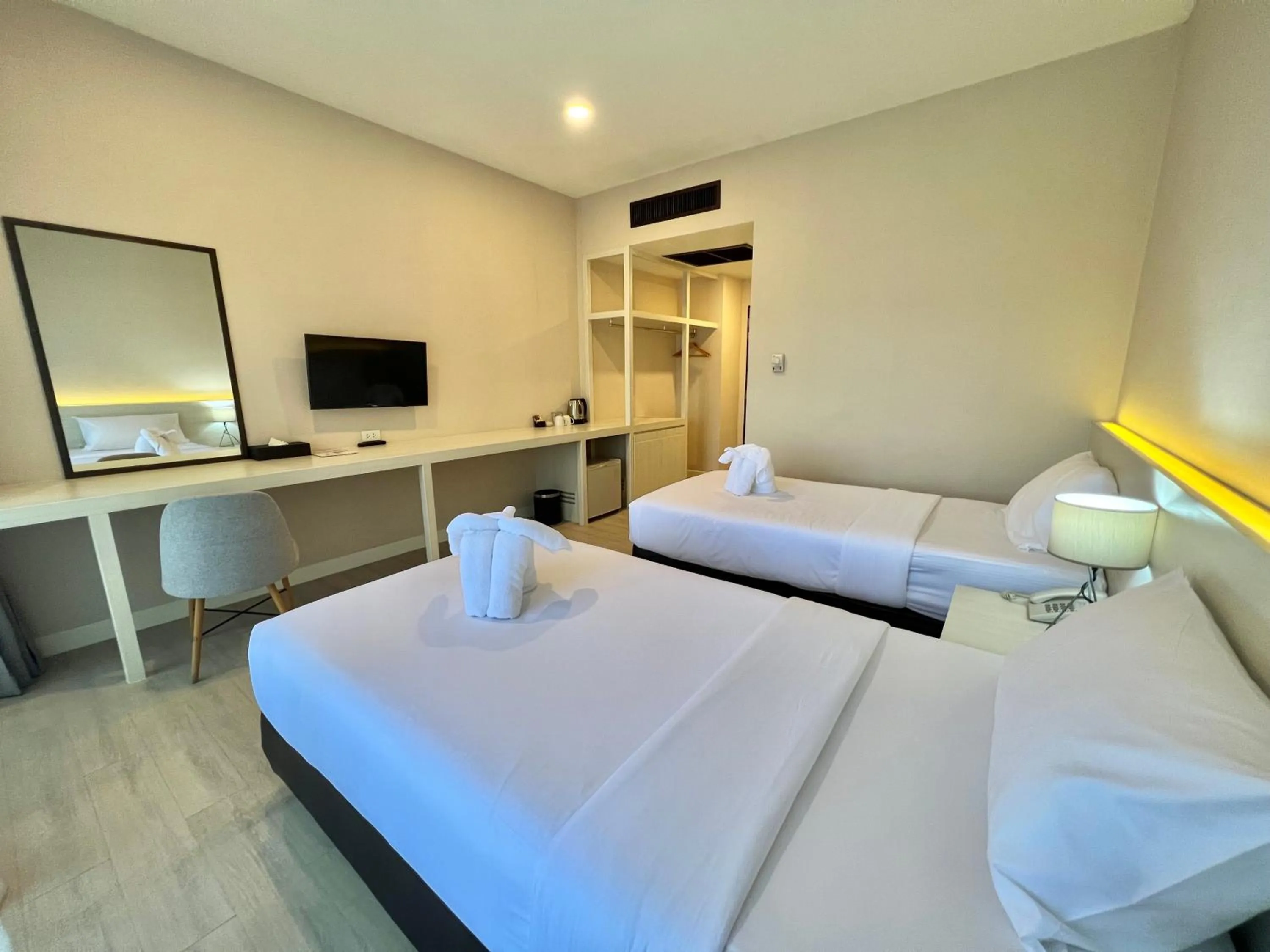 Photo of the whole room, Bed in Amata Patong