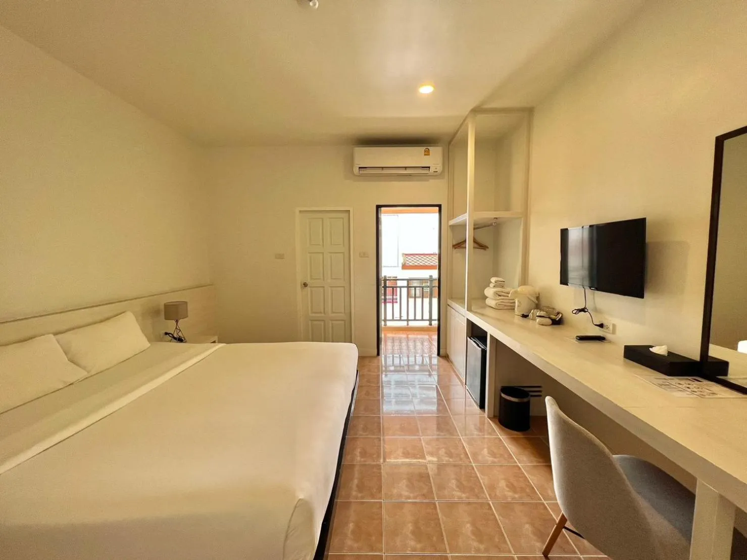 Photo of the whole room, Bed in Amata Patong