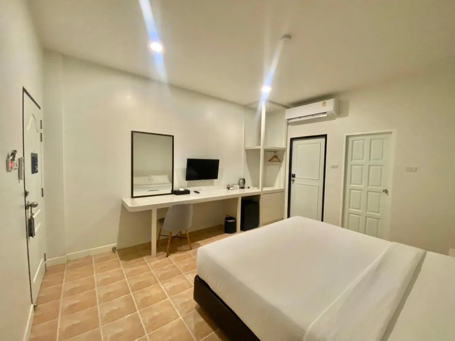 Photo of the whole room, Bed in Amata Patong