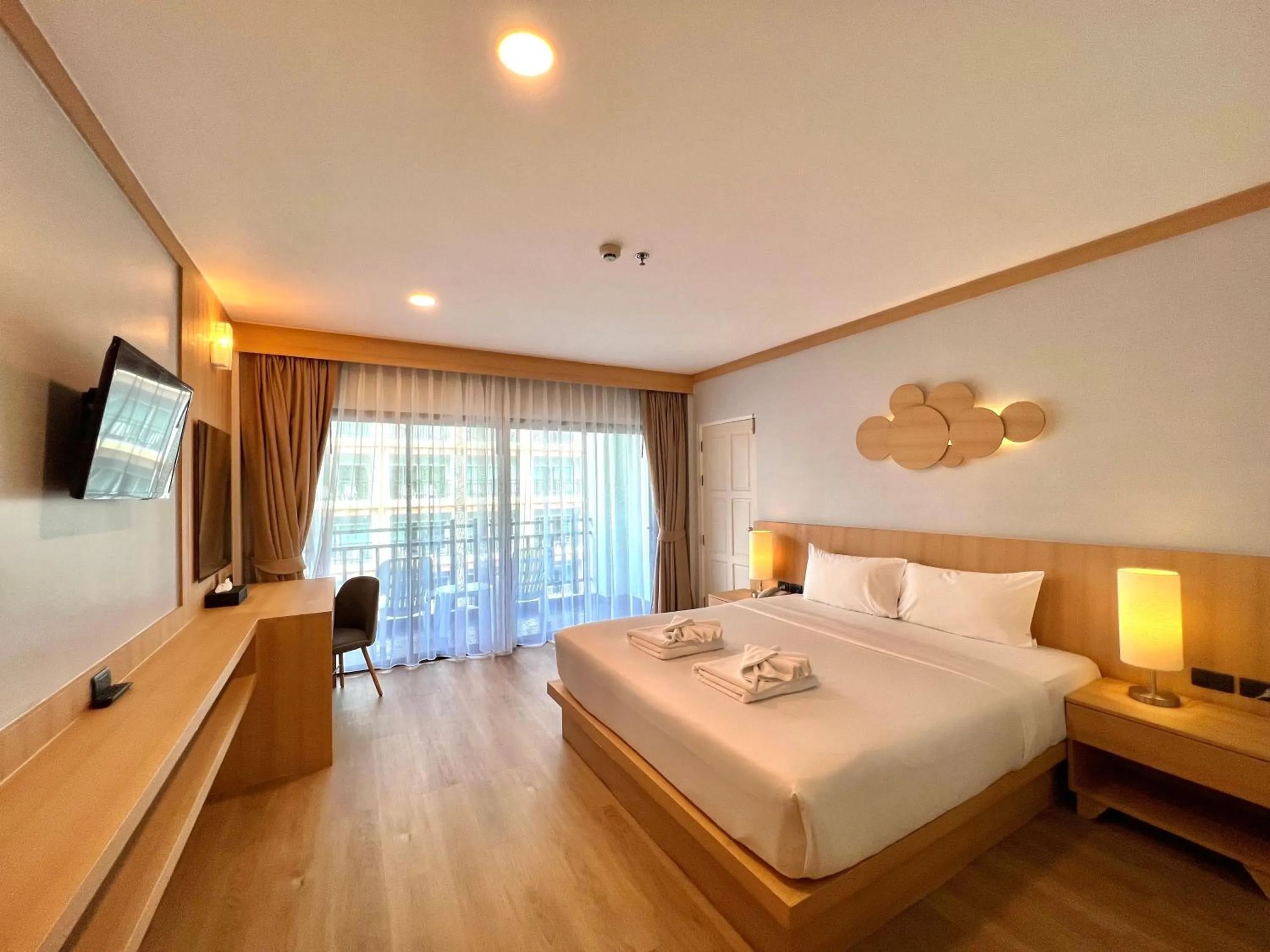 Photo of the whole room, Bed in Amata Patong