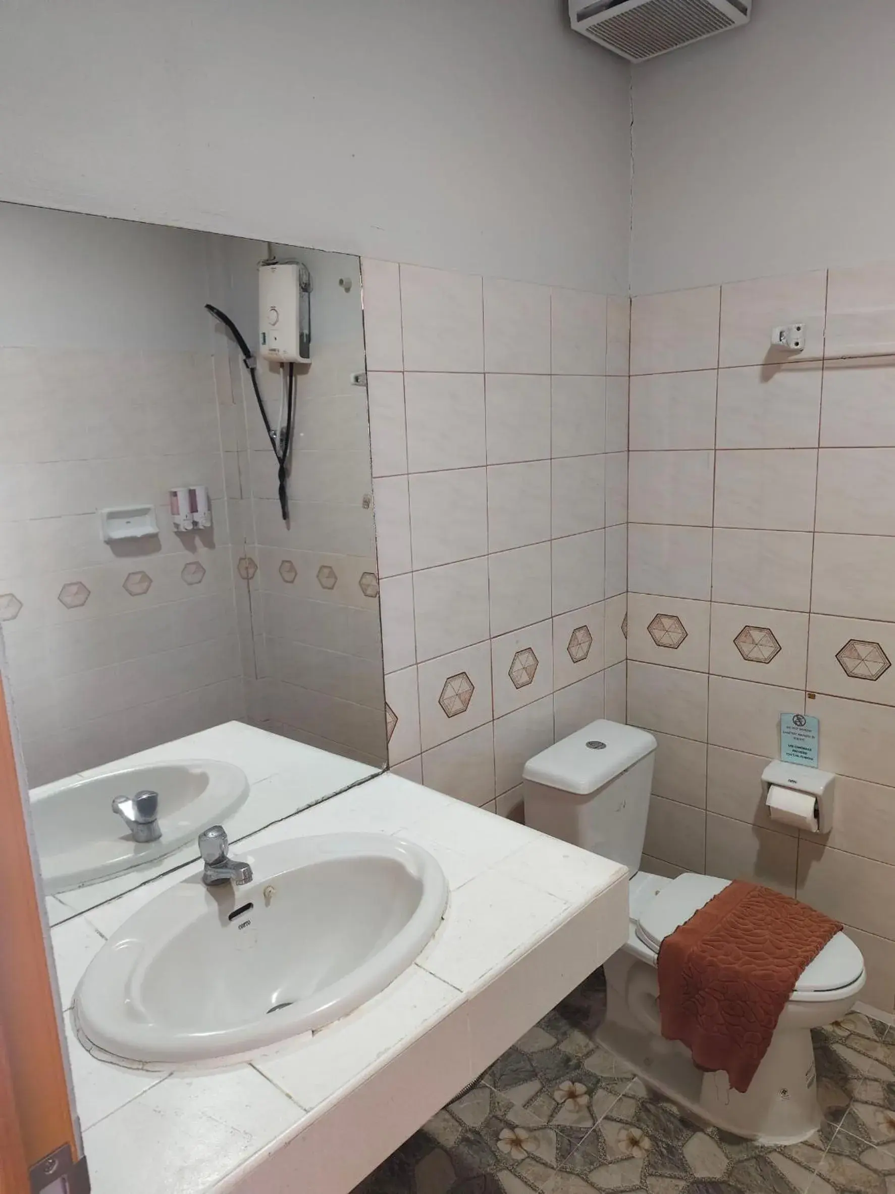 Toilet in Grand Thai House Resort Lamai Toilet in Grand Thai House Resort Lamai