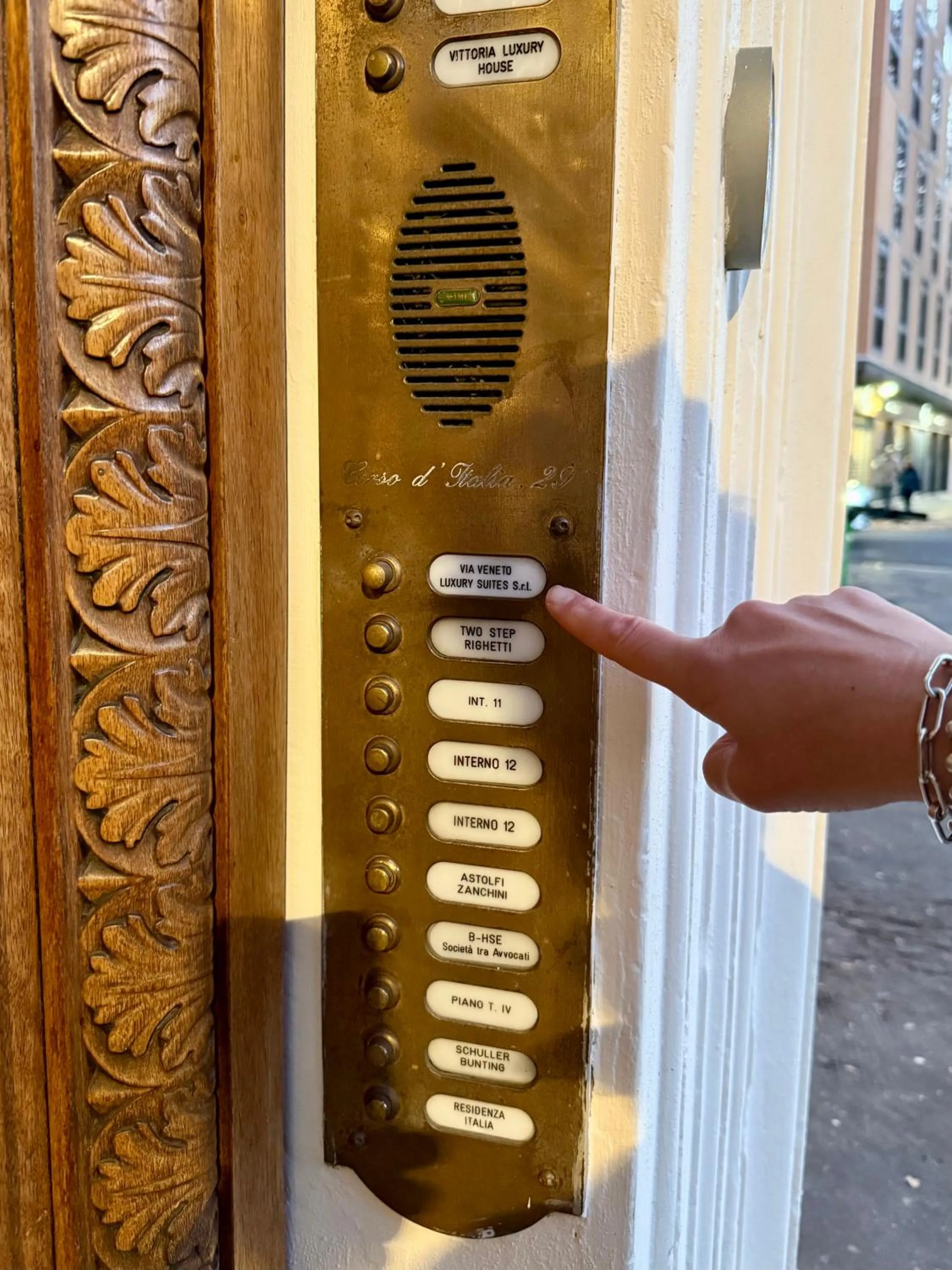 Facade/entrance in Via Veneto Luxury Suites