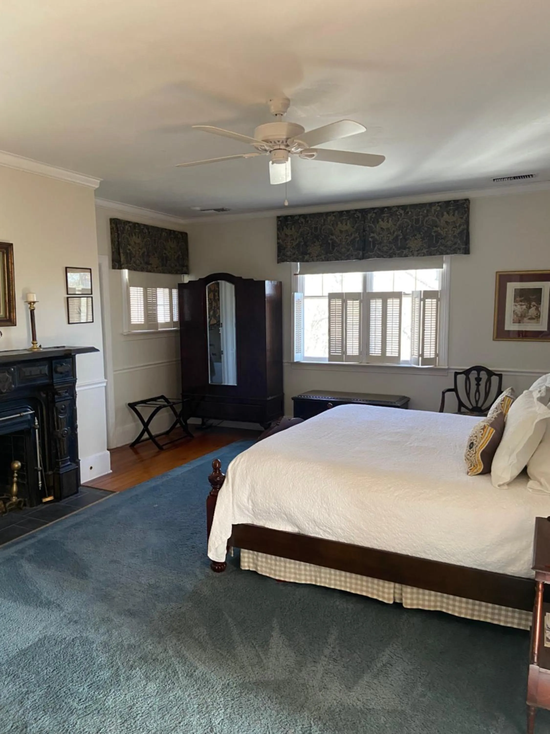 Bedroom, Bed in Springwood Inn