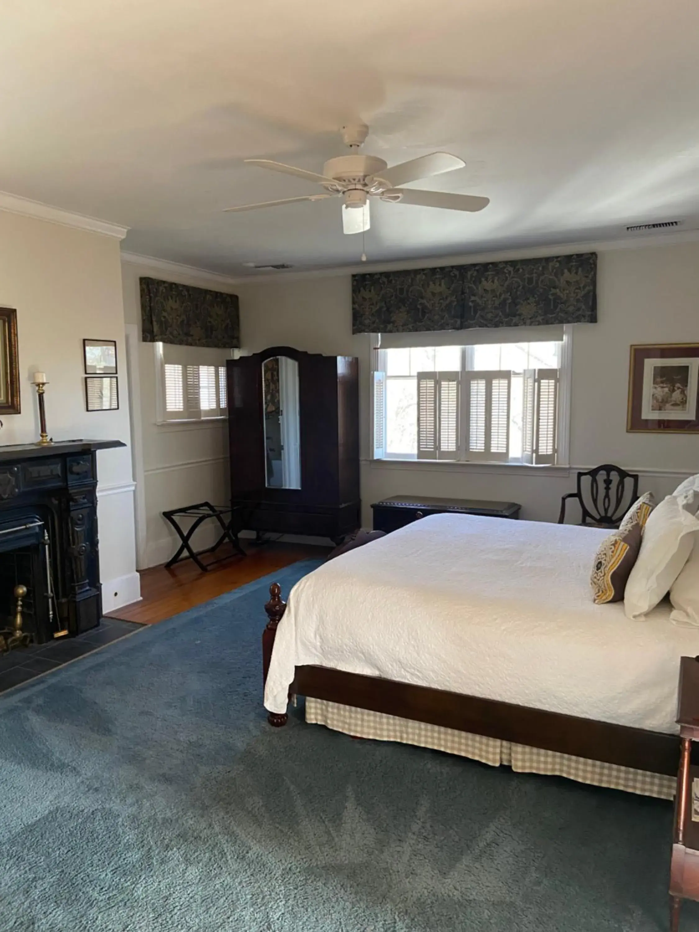 Deluxe King Room in Springwood Inn Deluxe King Room in Springwood Inn