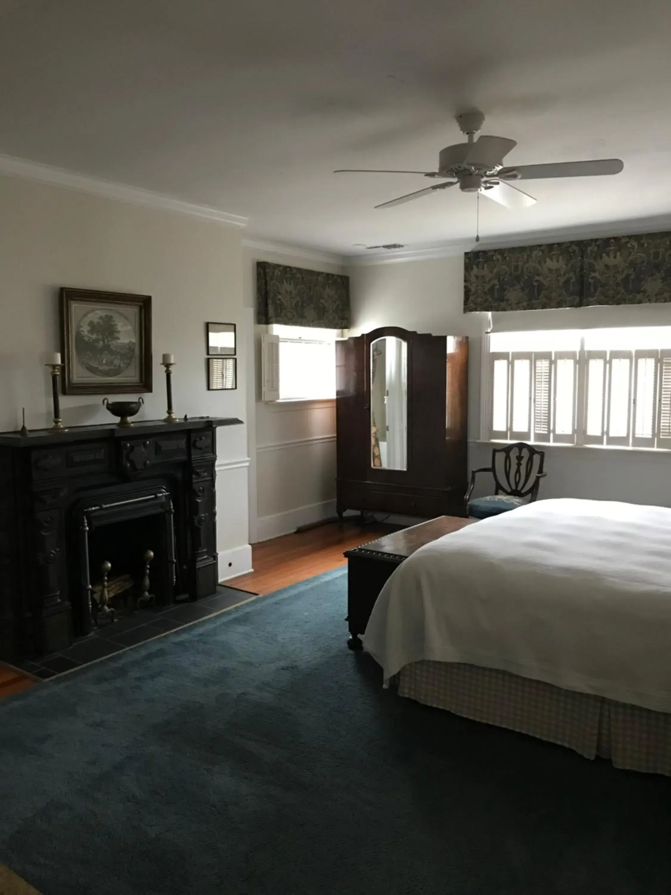 Deluxe King Room in Springwood Inn Deluxe King Room in Springwood Inn