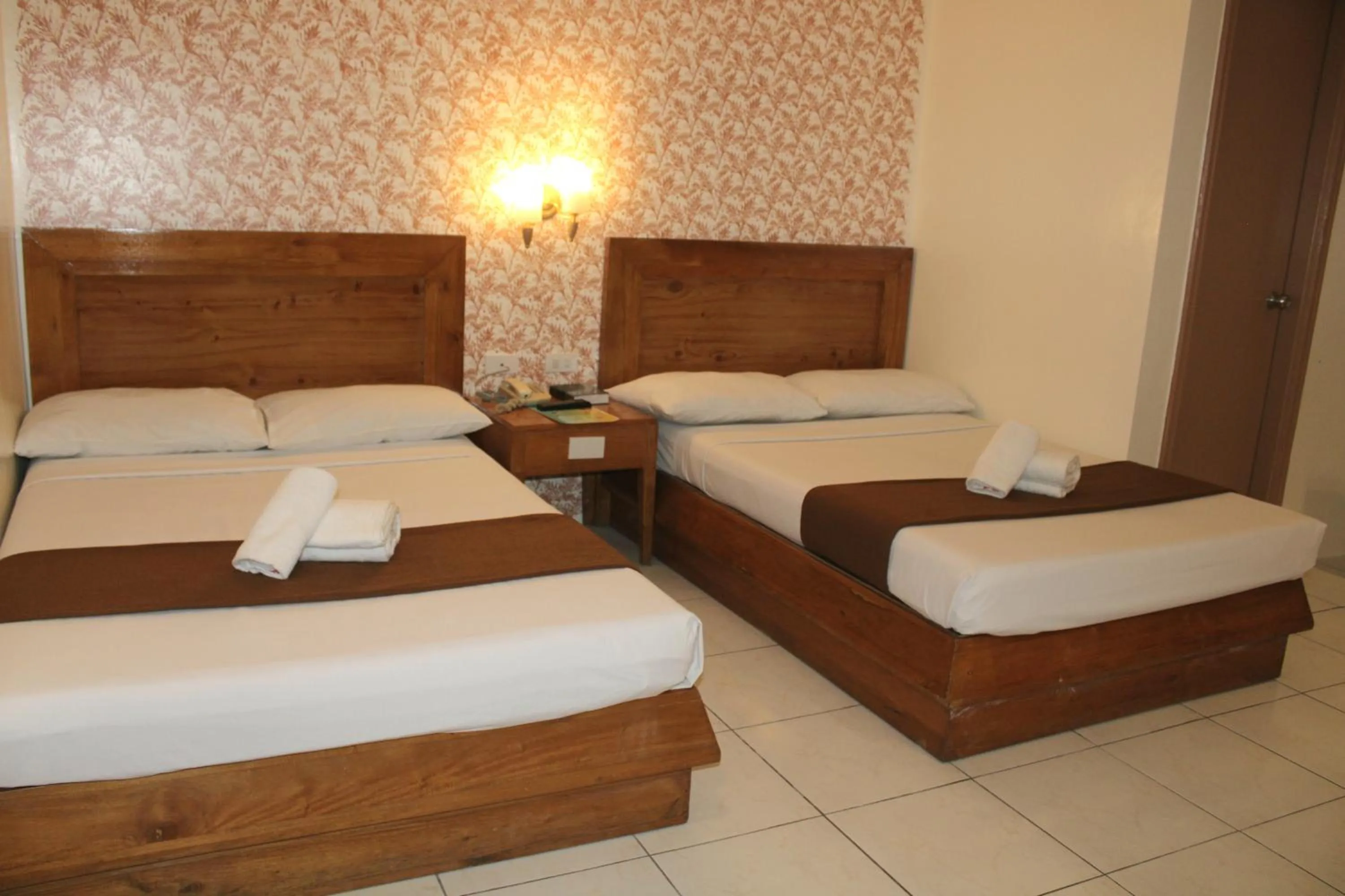 Bed in Rosas Garden Hotel