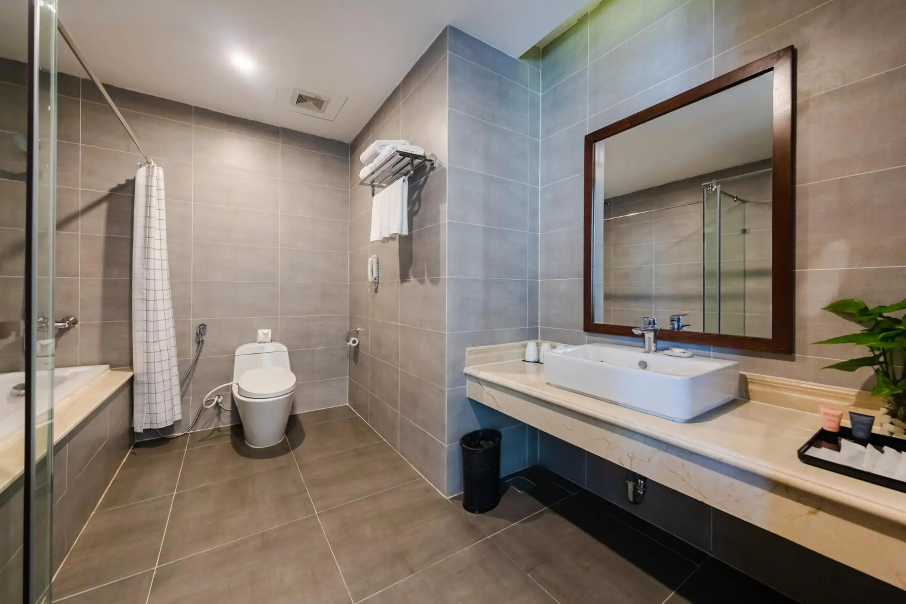 Standard Quadruple Room in Muong Thanh Grand Ha Long Hotel Standard Quadruple Room in Muong Thanh Grand Ha Long Hotel