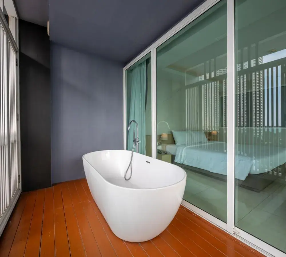 Bath, Bed in Prima Hotel Pattaya Bath, Bed in Prima Hotel Pattaya