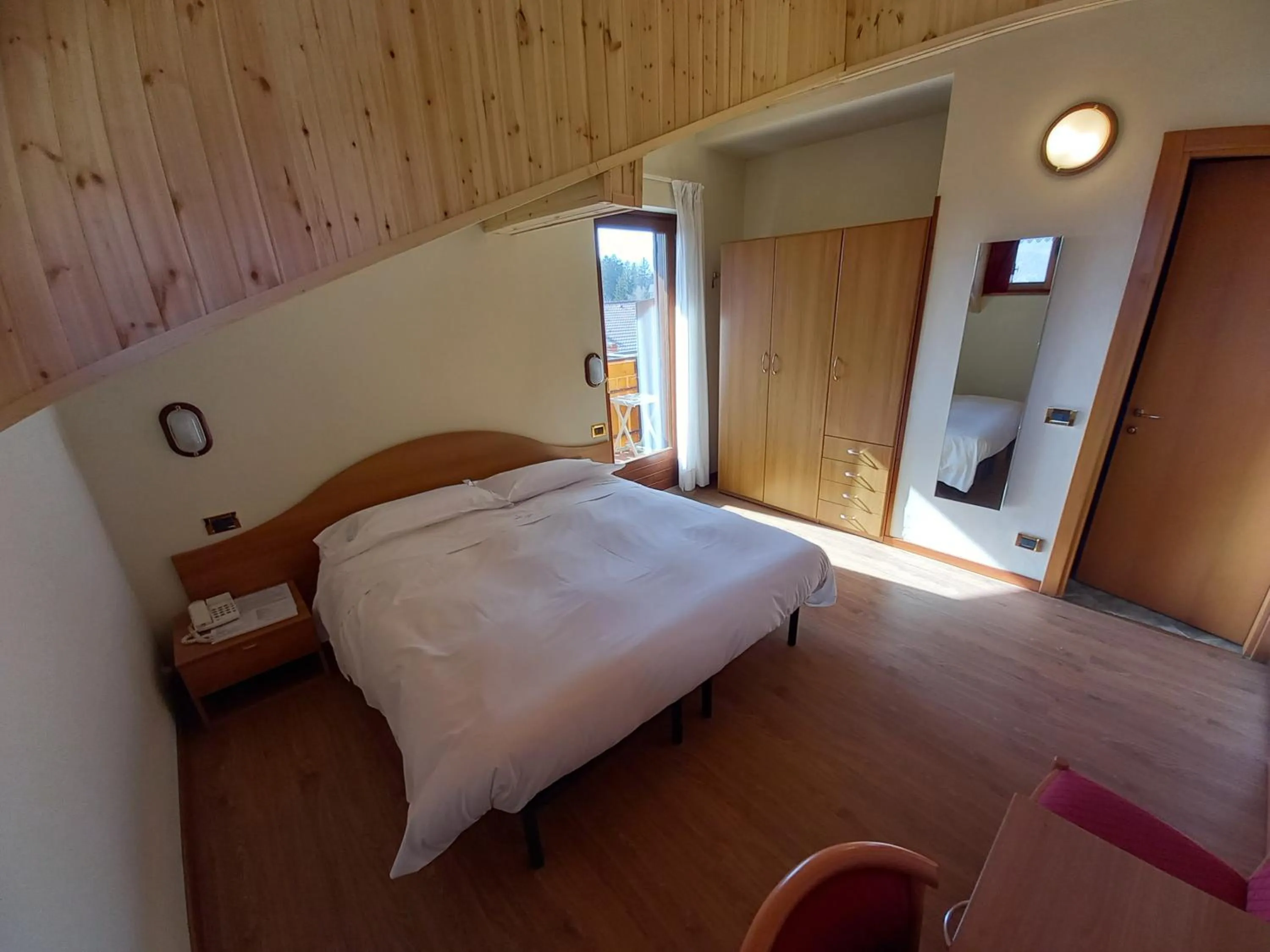 Bedroom, Bed in Hotel Prealpi