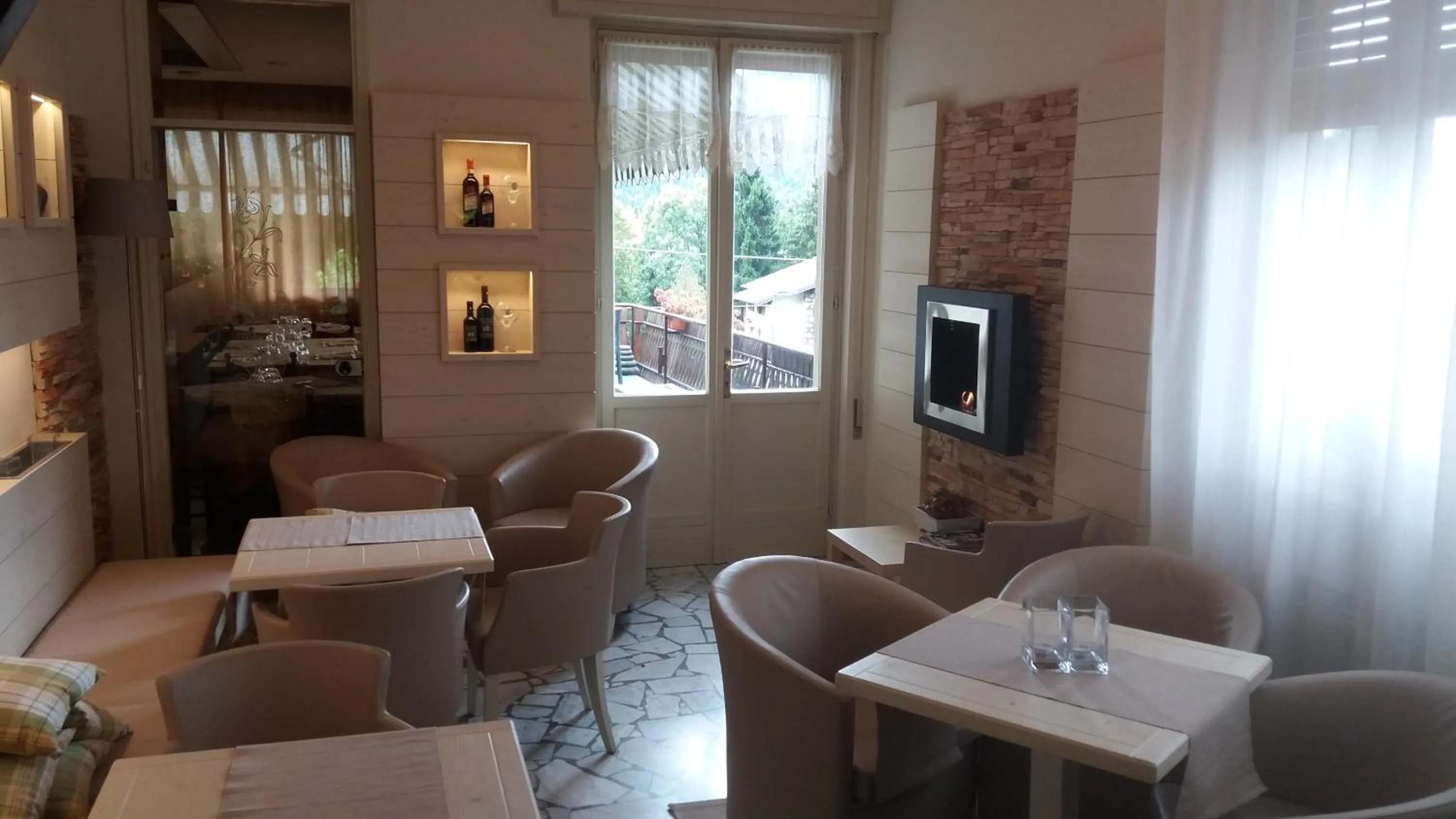 Communal lounge/ TV room in Hotel Prealpi