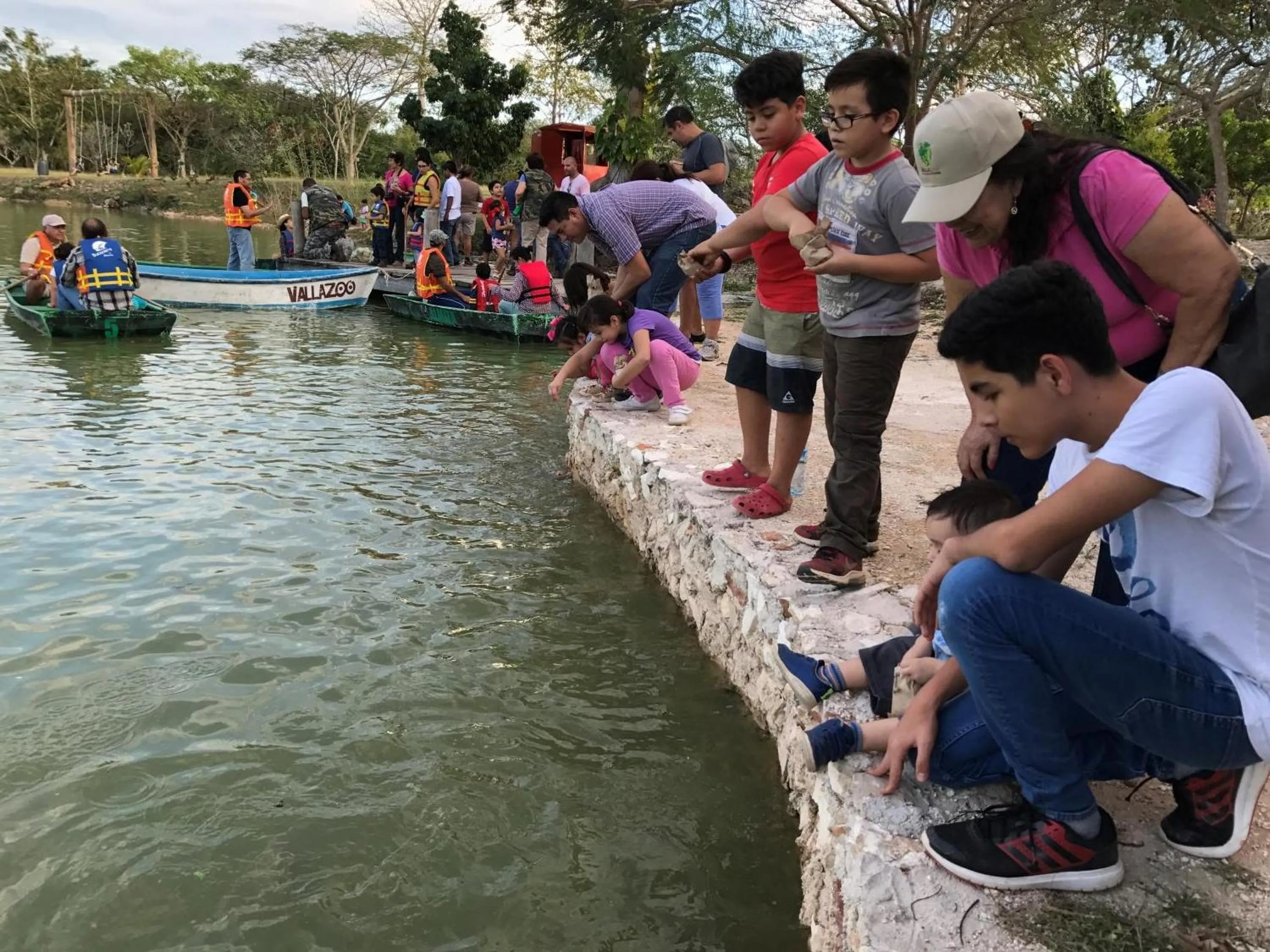 People in Villas Vallazoo