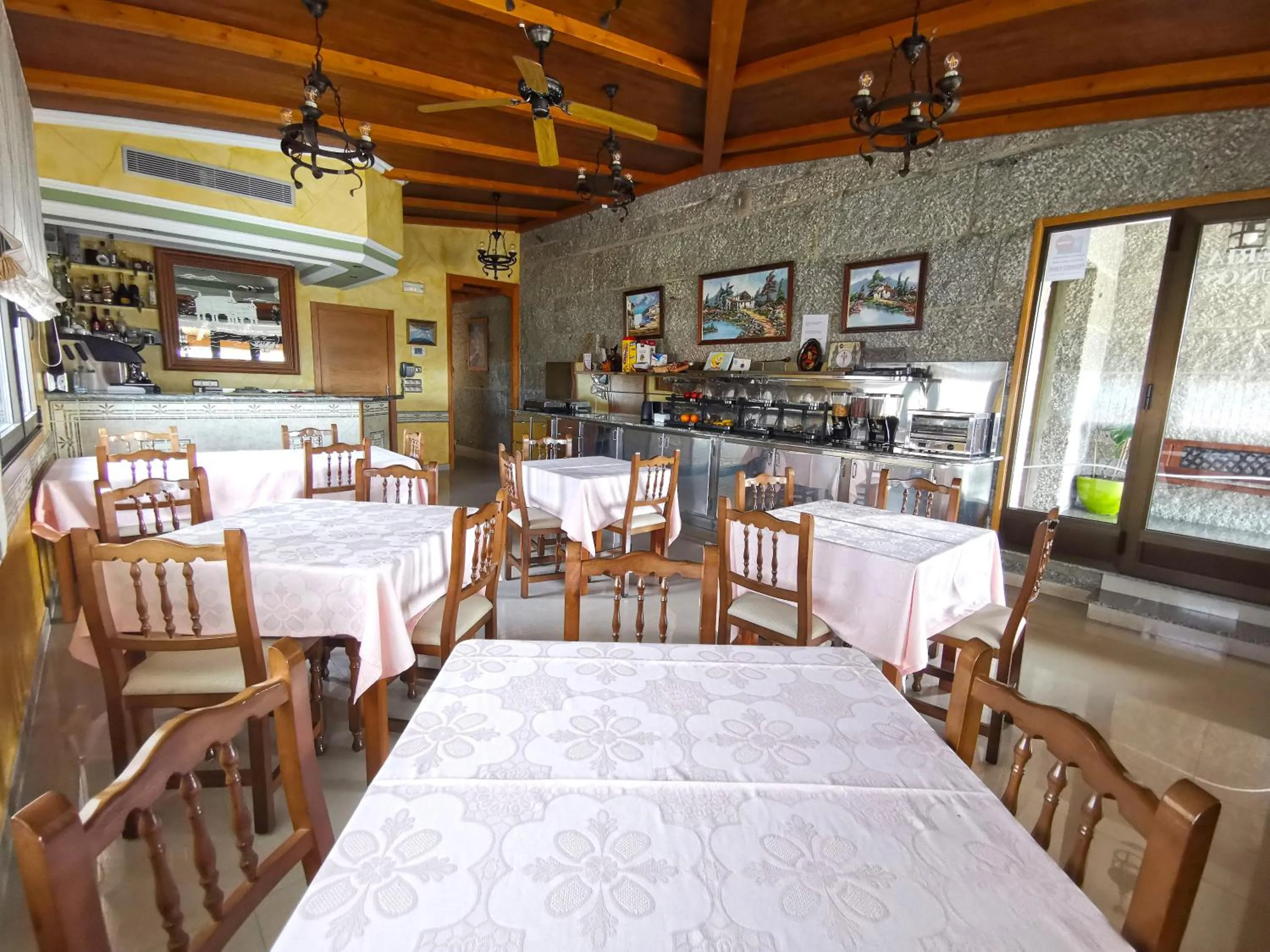 Restaurant/places to eat in Hotel Liñares