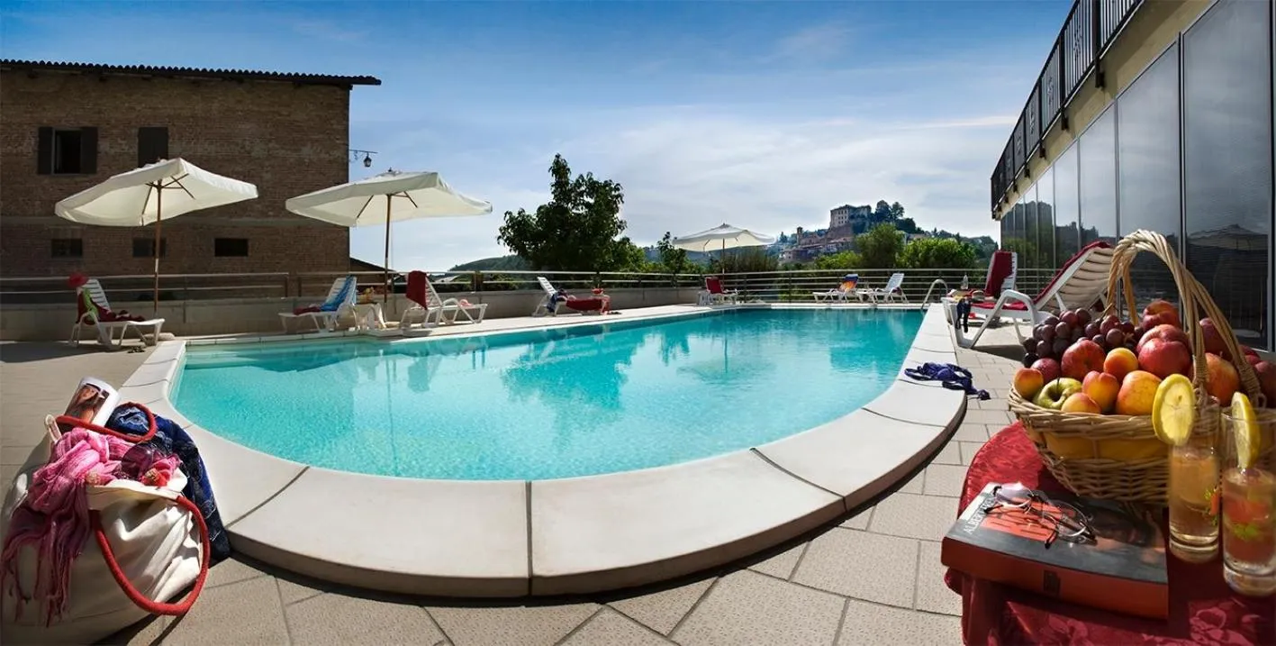 Swimming pool in Mongalletto