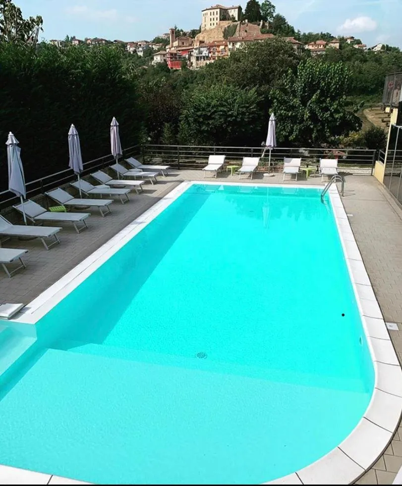 Swimming pool in Mongalletto