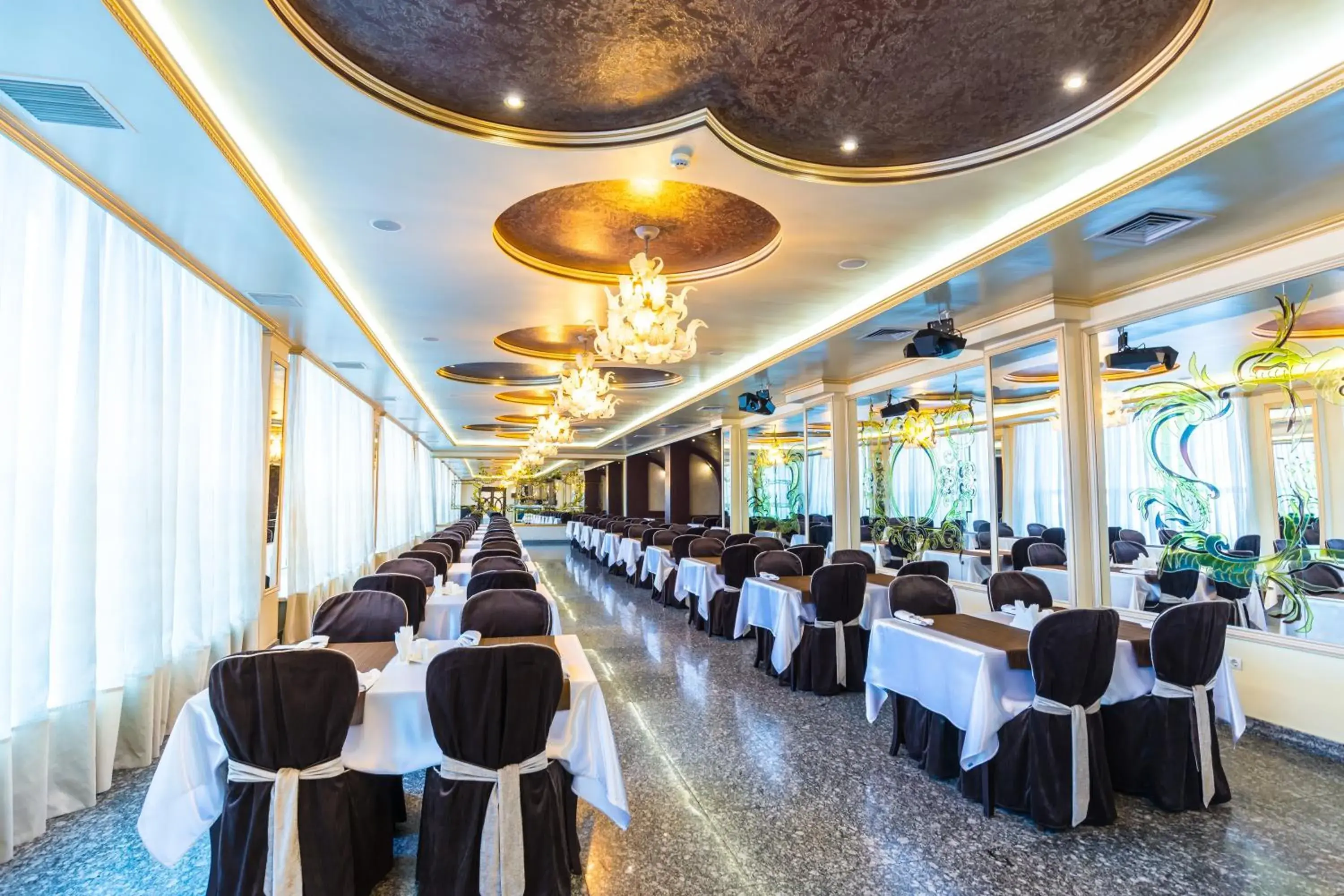 Restaurant/places to eat in Royal Palace Hotel Restaurant/places to eat in Royal Palace Hotel