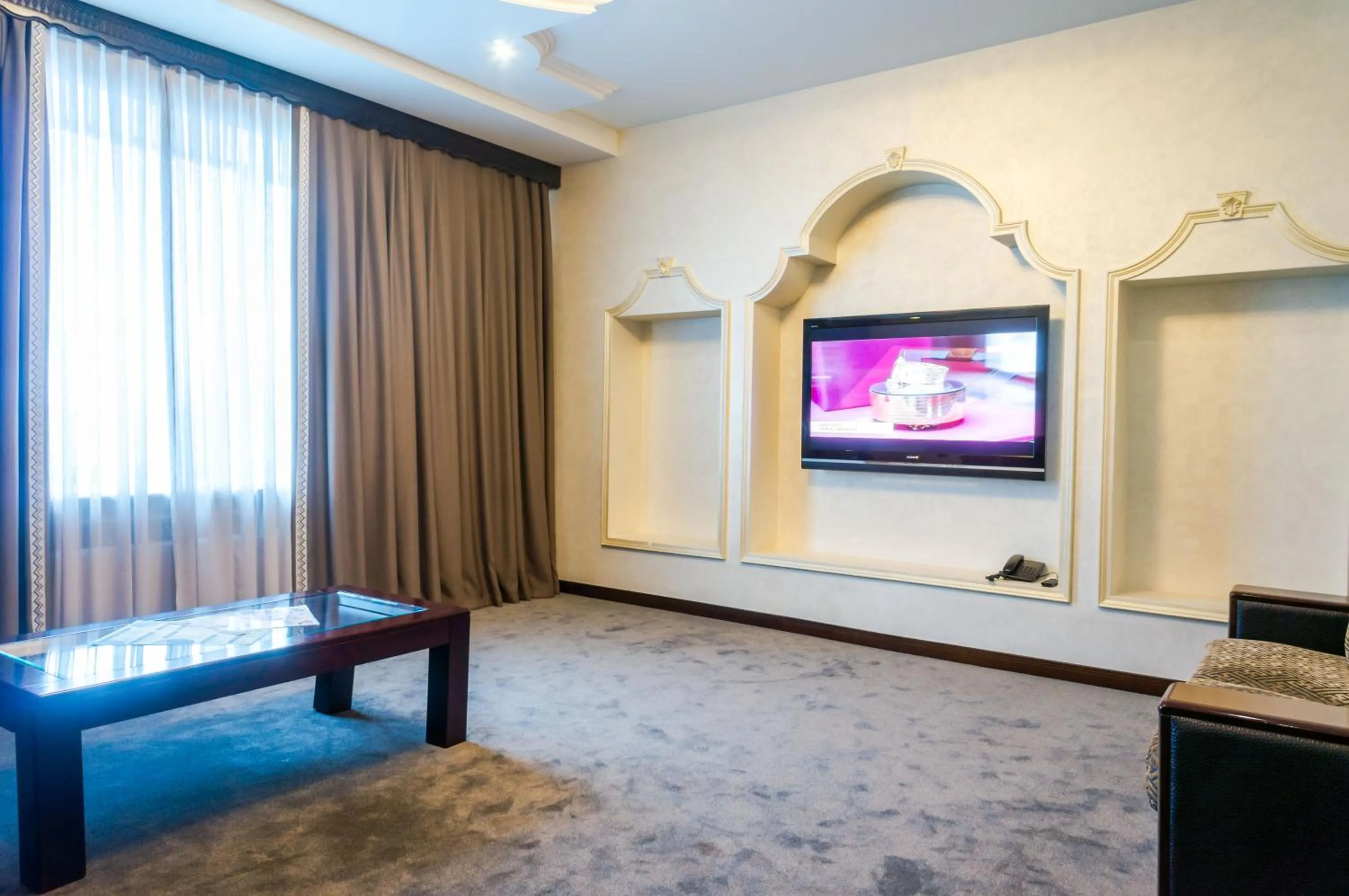 TV and multimedia in Royal Palace Hotel