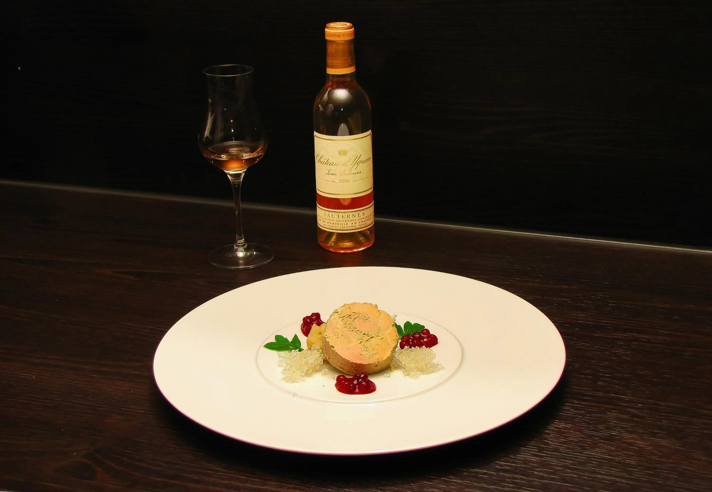 Restaurant/places to eat in DAS TANN rooms & wine