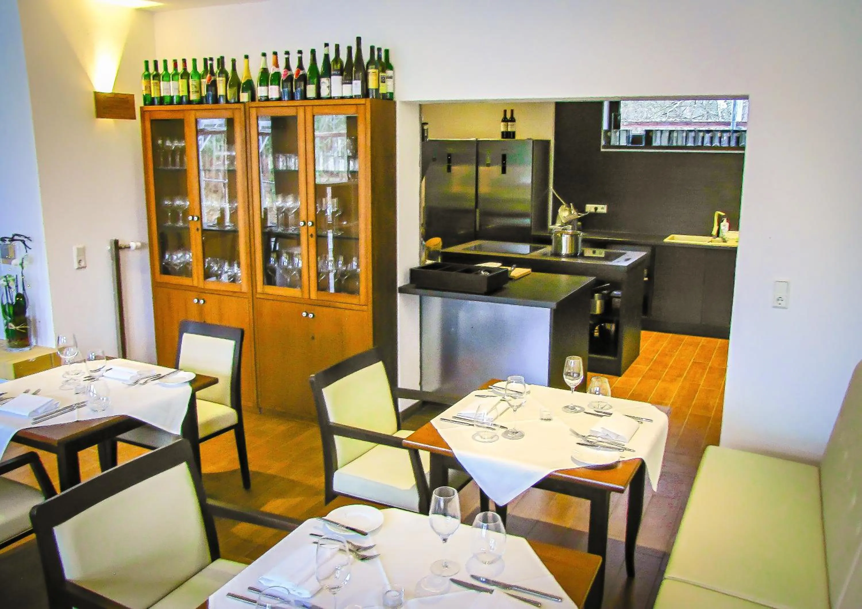Restaurant/places to eat in DAS TANN rooms & wine