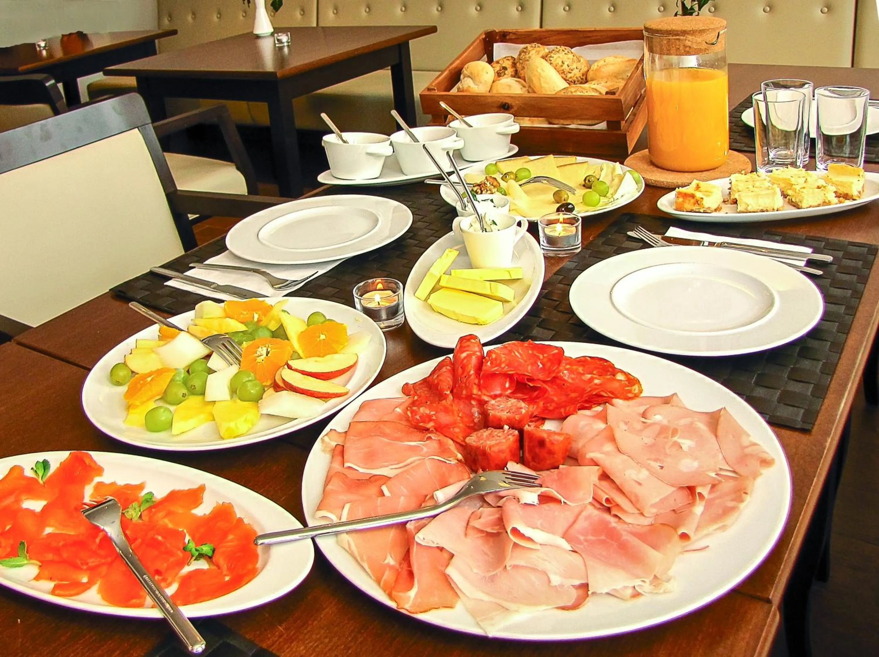 Breakfast in DAS TANN rooms & wine