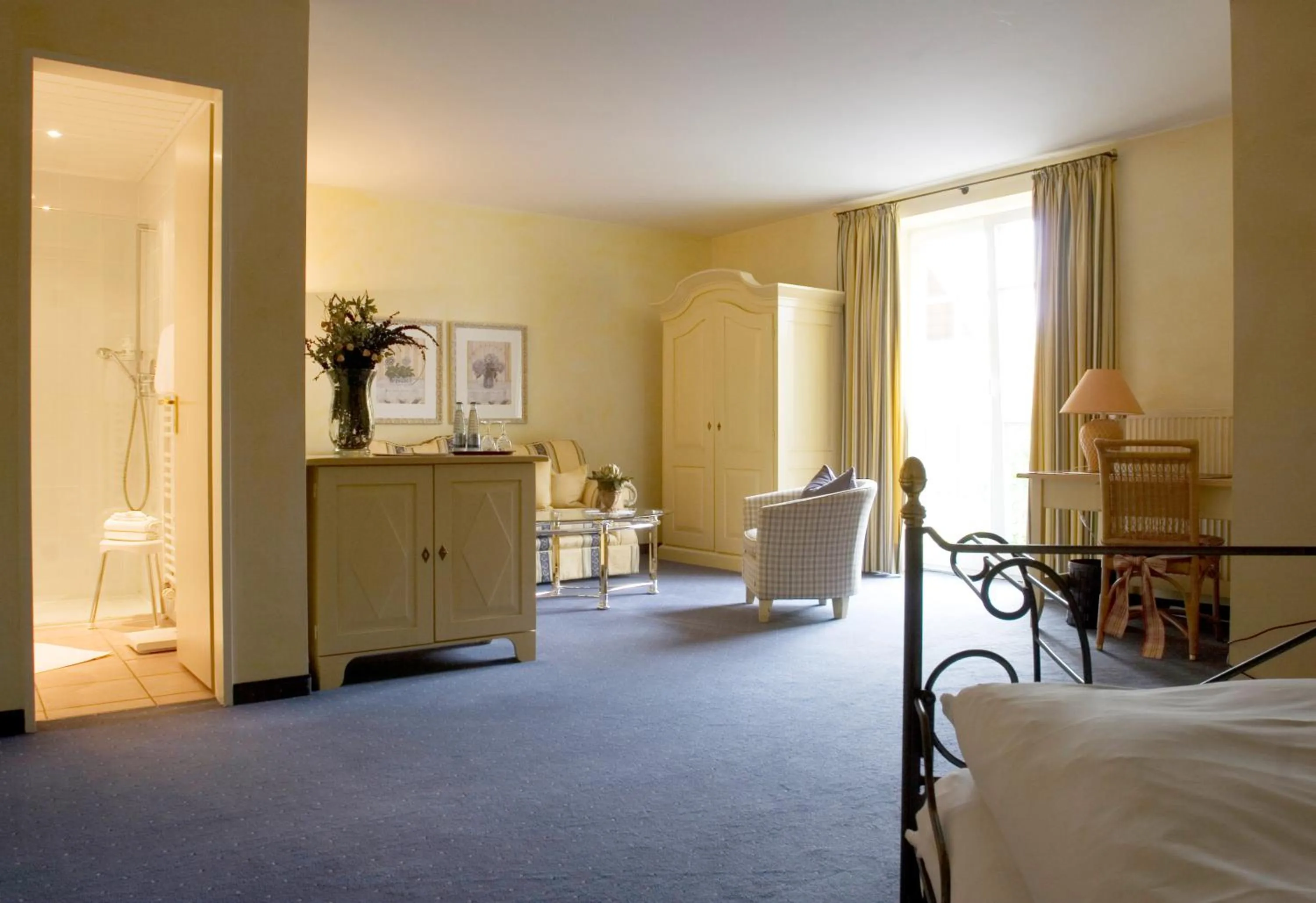 Seating area, Bed in Hotel Alt Vellern