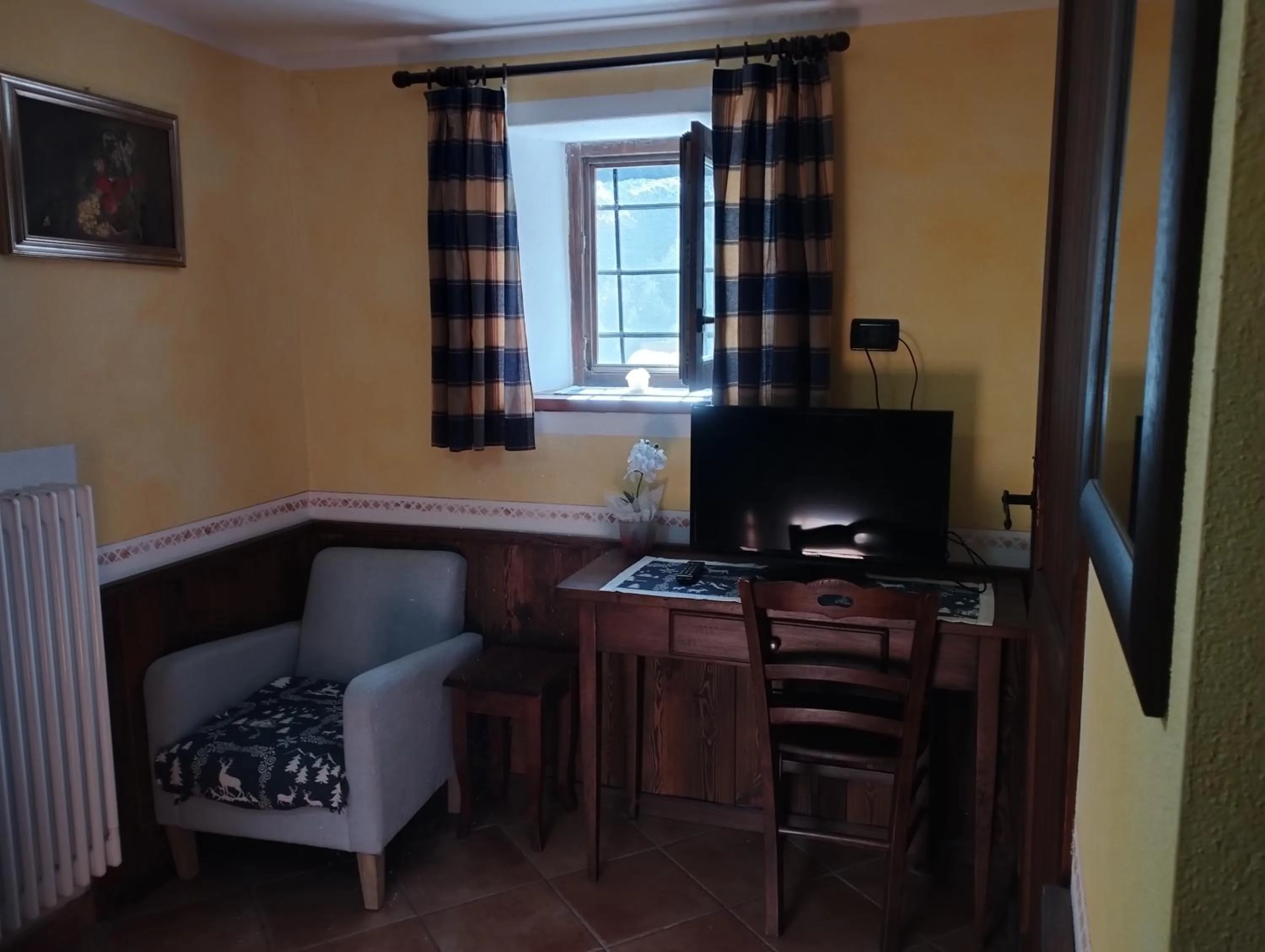 TV and multimedia in Chambres D'Hotes Les Fleurs