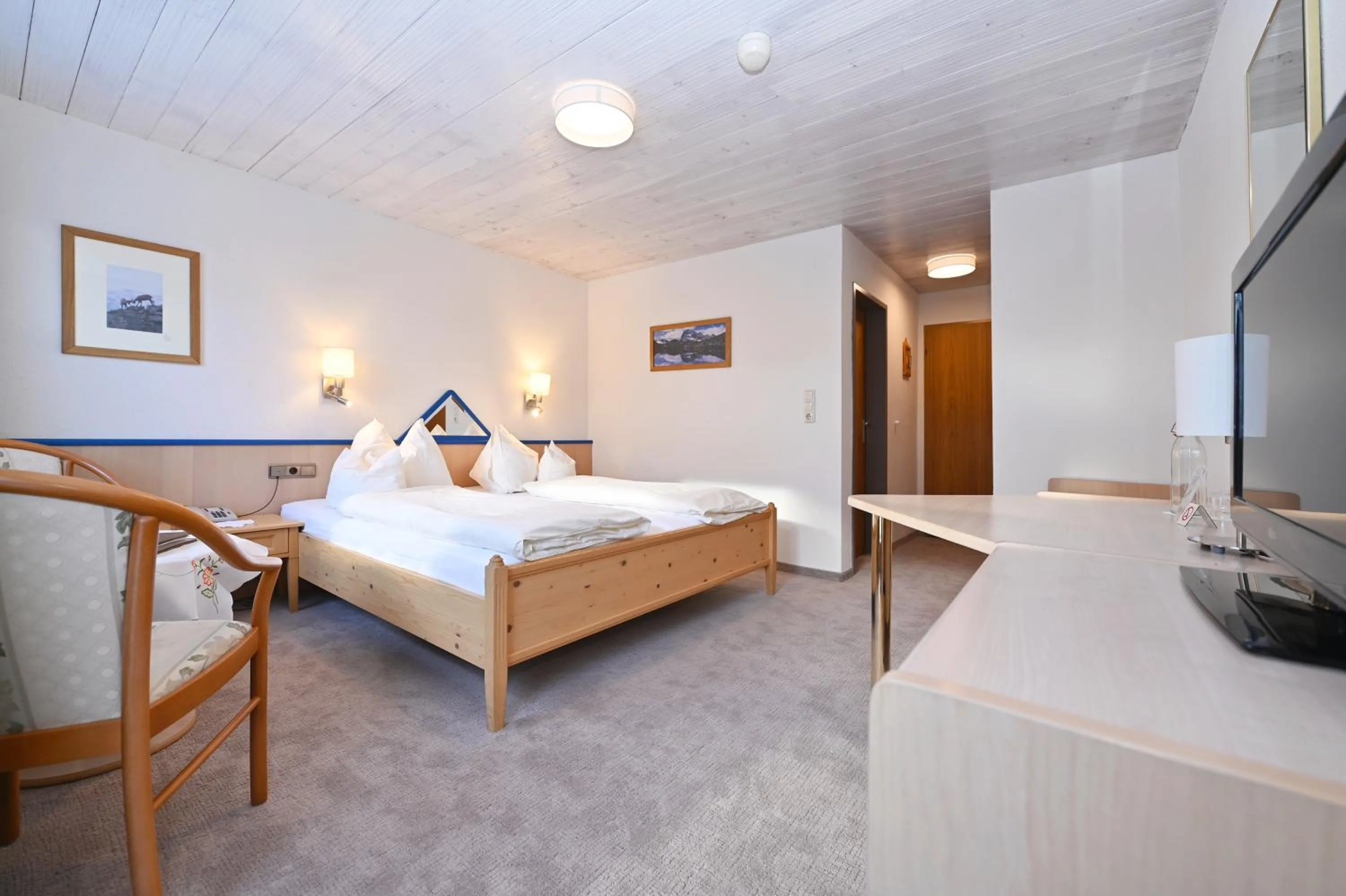 Bed in Gasthaus & Pension Alphorn