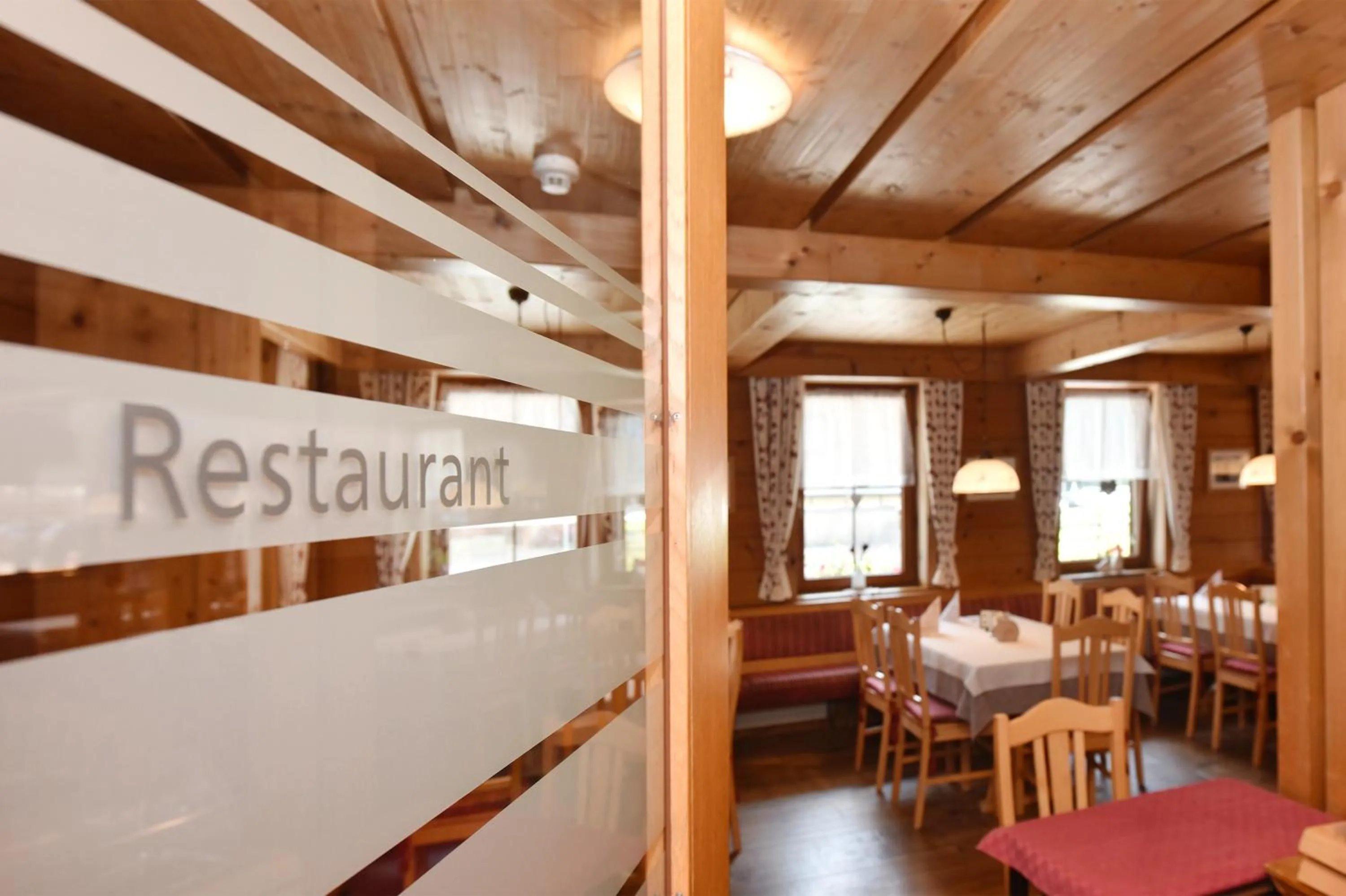 Restaurant/places to eat in Gasthaus & Pension Alphorn